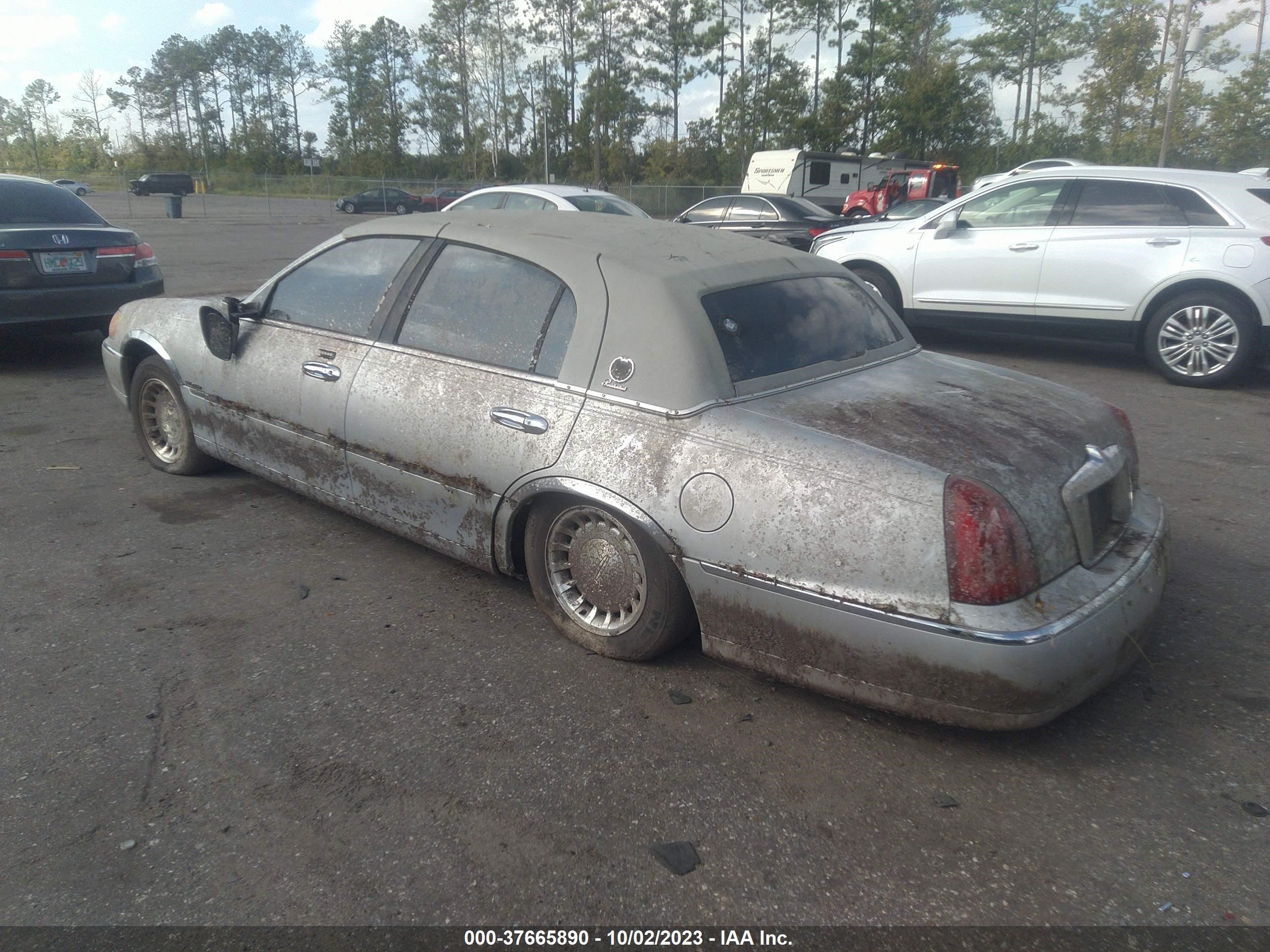 Photo 2 VIN: 1LNHM81W91Y621437 - LINCOLN TOWN CAR 