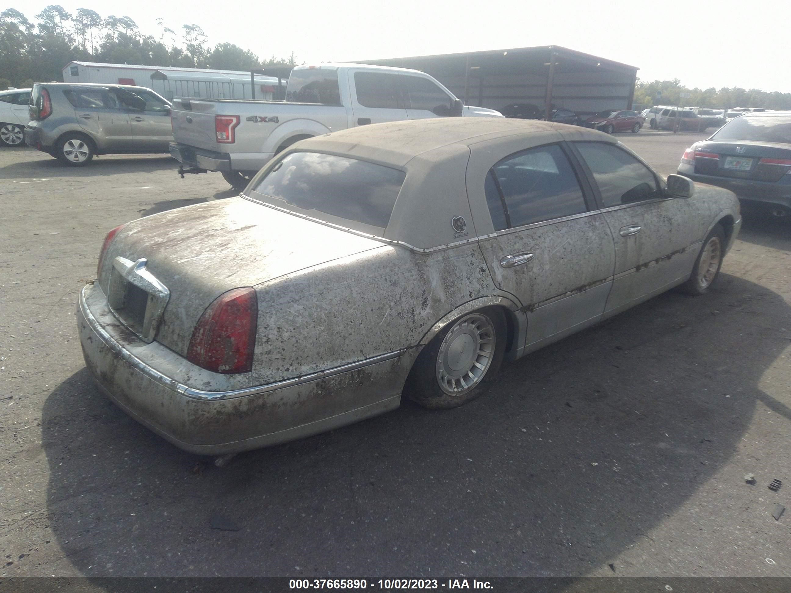 Photo 3 VIN: 1LNHM81W91Y621437 - LINCOLN TOWN CAR 