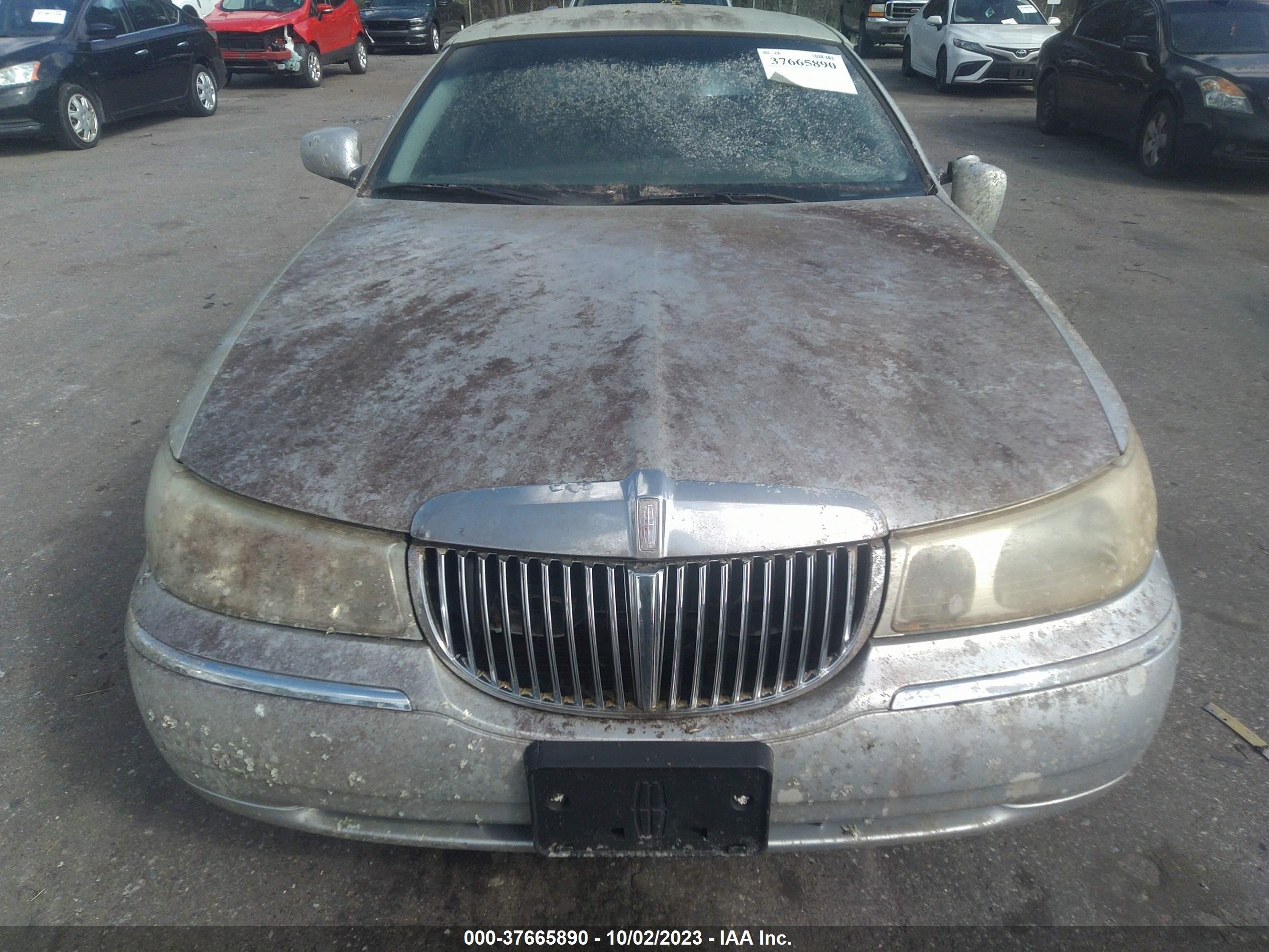 Photo 5 VIN: 1LNHM81W91Y621437 - LINCOLN TOWN CAR 