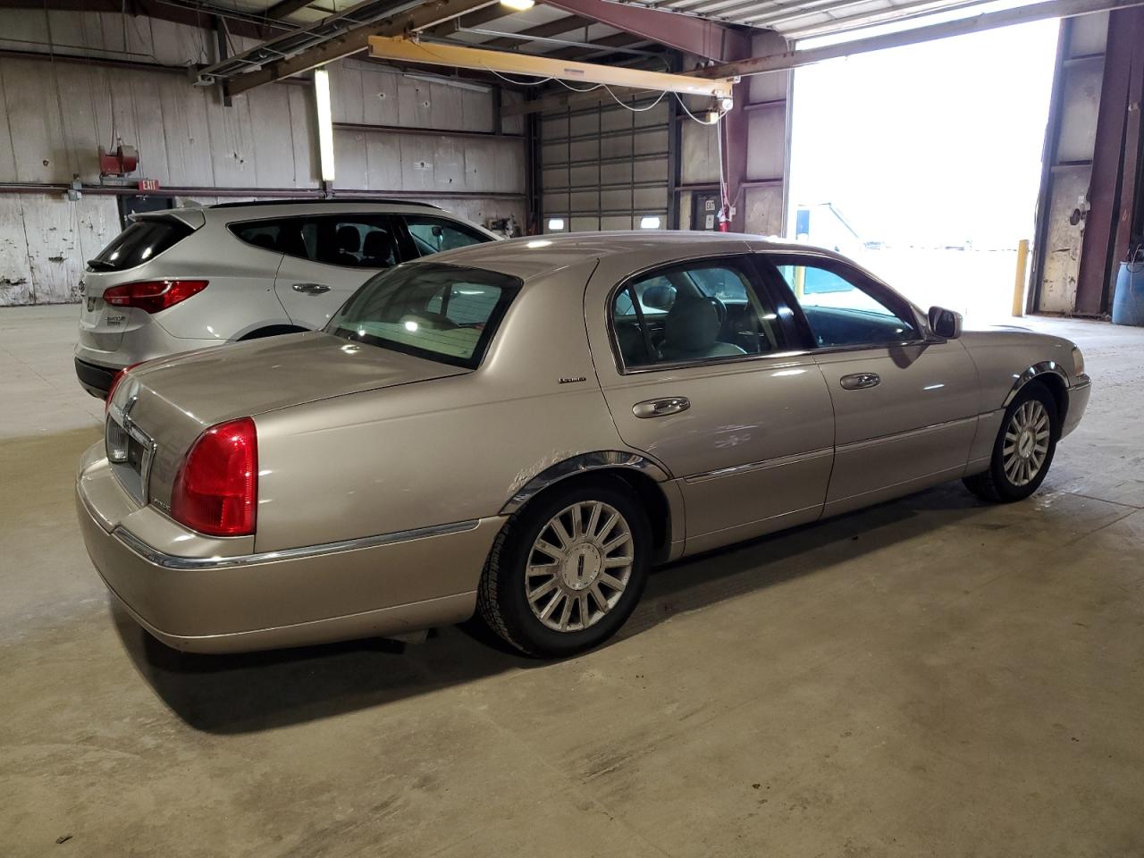 Photo 2 VIN: 1LNHM81W93Y613194 - LINCOLN TOWN CAR 