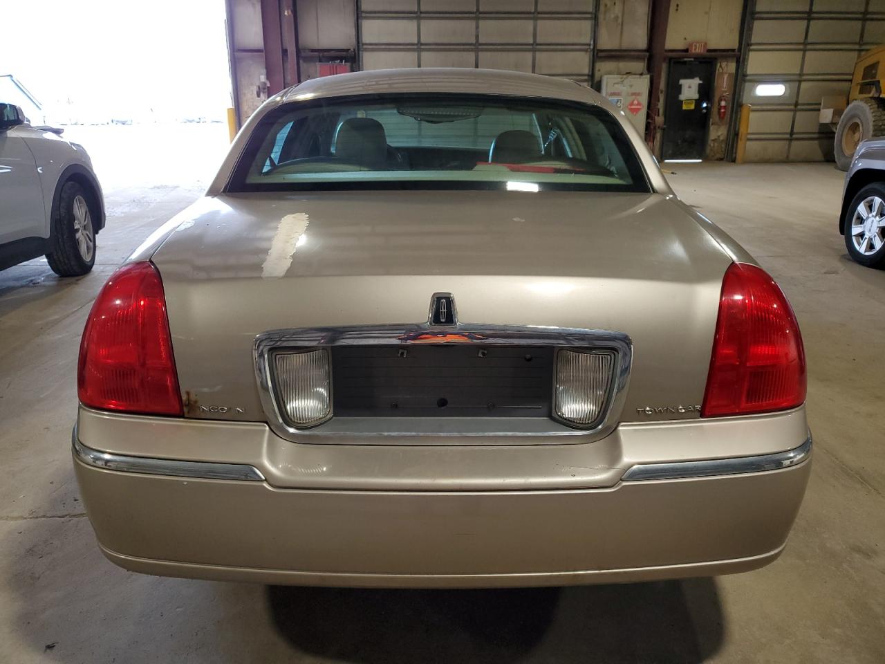 Photo 5 VIN: 1LNHM81W93Y613194 - LINCOLN TOWN CAR 