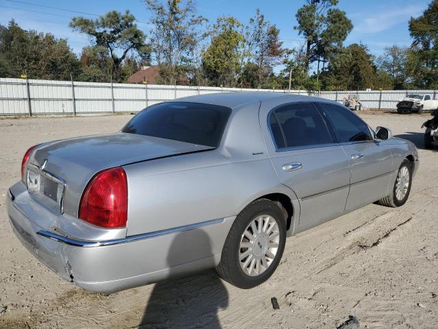 Photo 2 VIN: 1LNHM81W93Y700223 - LINCOLN TOWNCAR 