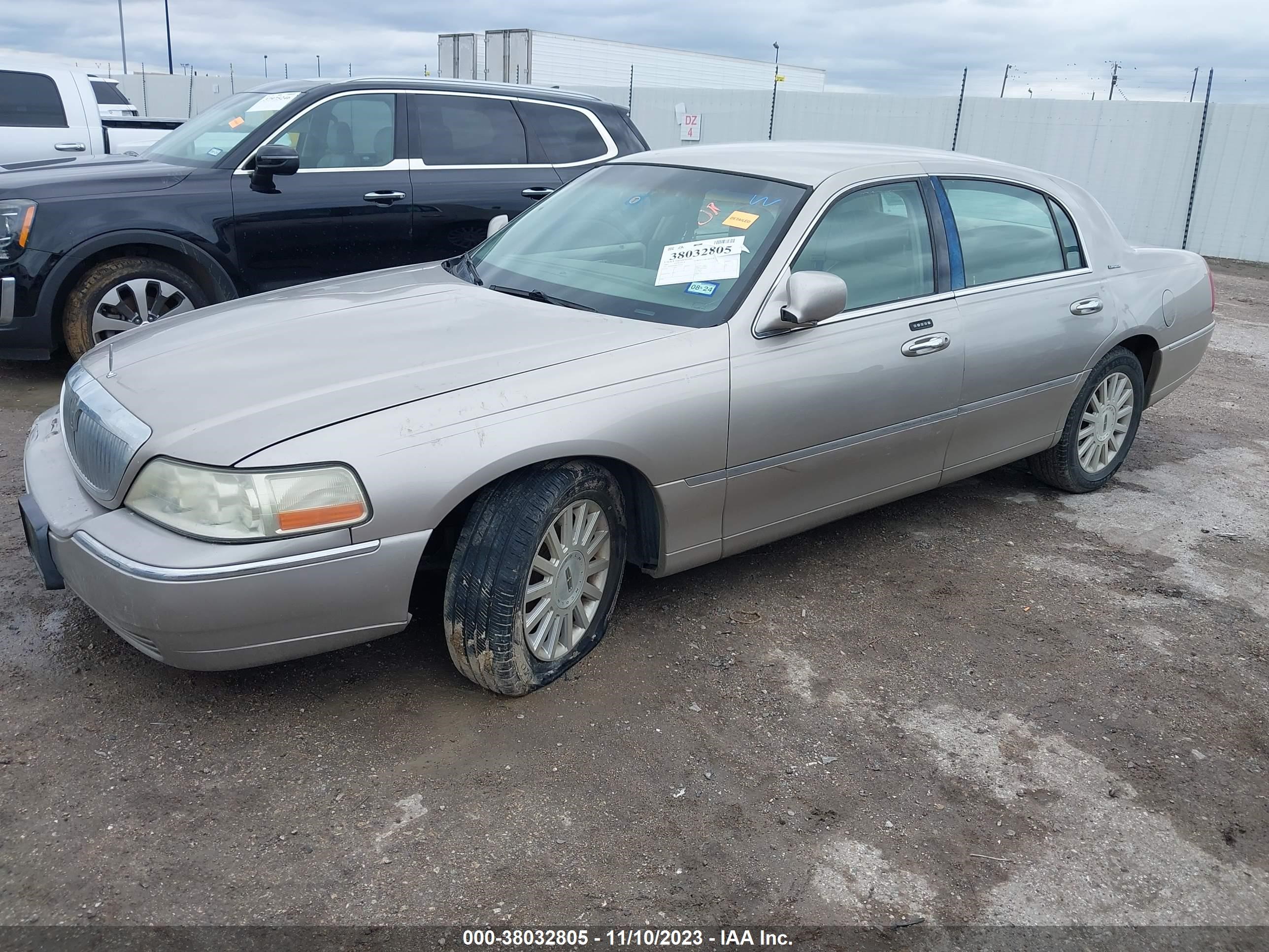 Photo 1 VIN: 1LNHM81W93Y704224 - LINCOLN TOWN CAR 