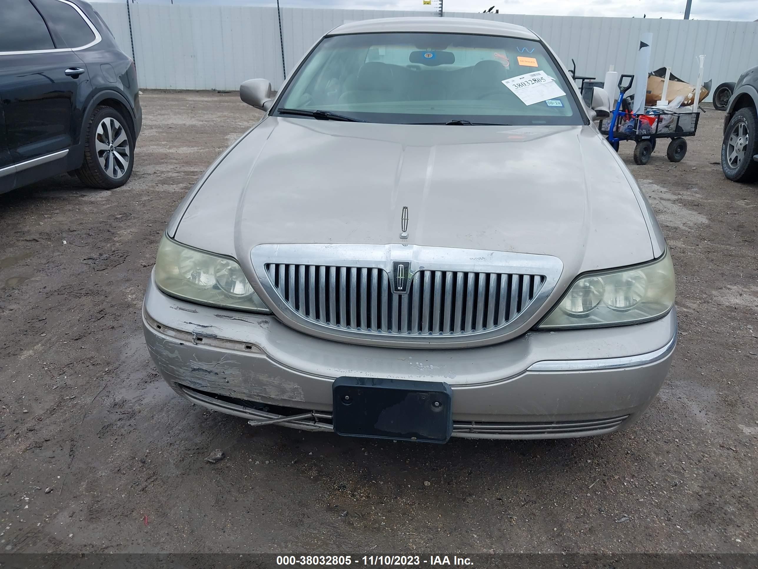 Photo 11 VIN: 1LNHM81W93Y704224 - LINCOLN TOWN CAR 