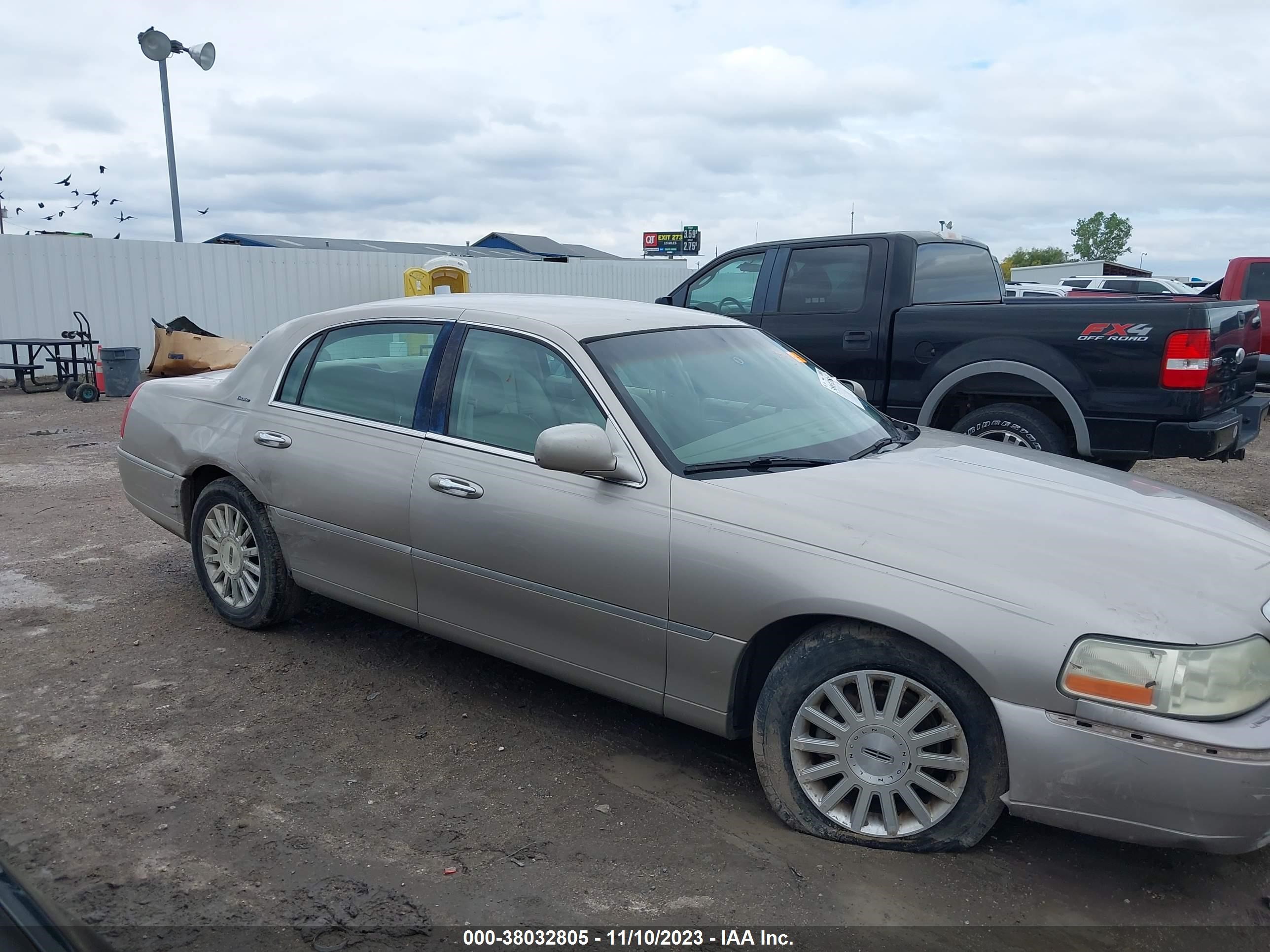 Photo 12 VIN: 1LNHM81W93Y704224 - LINCOLN TOWN CAR 