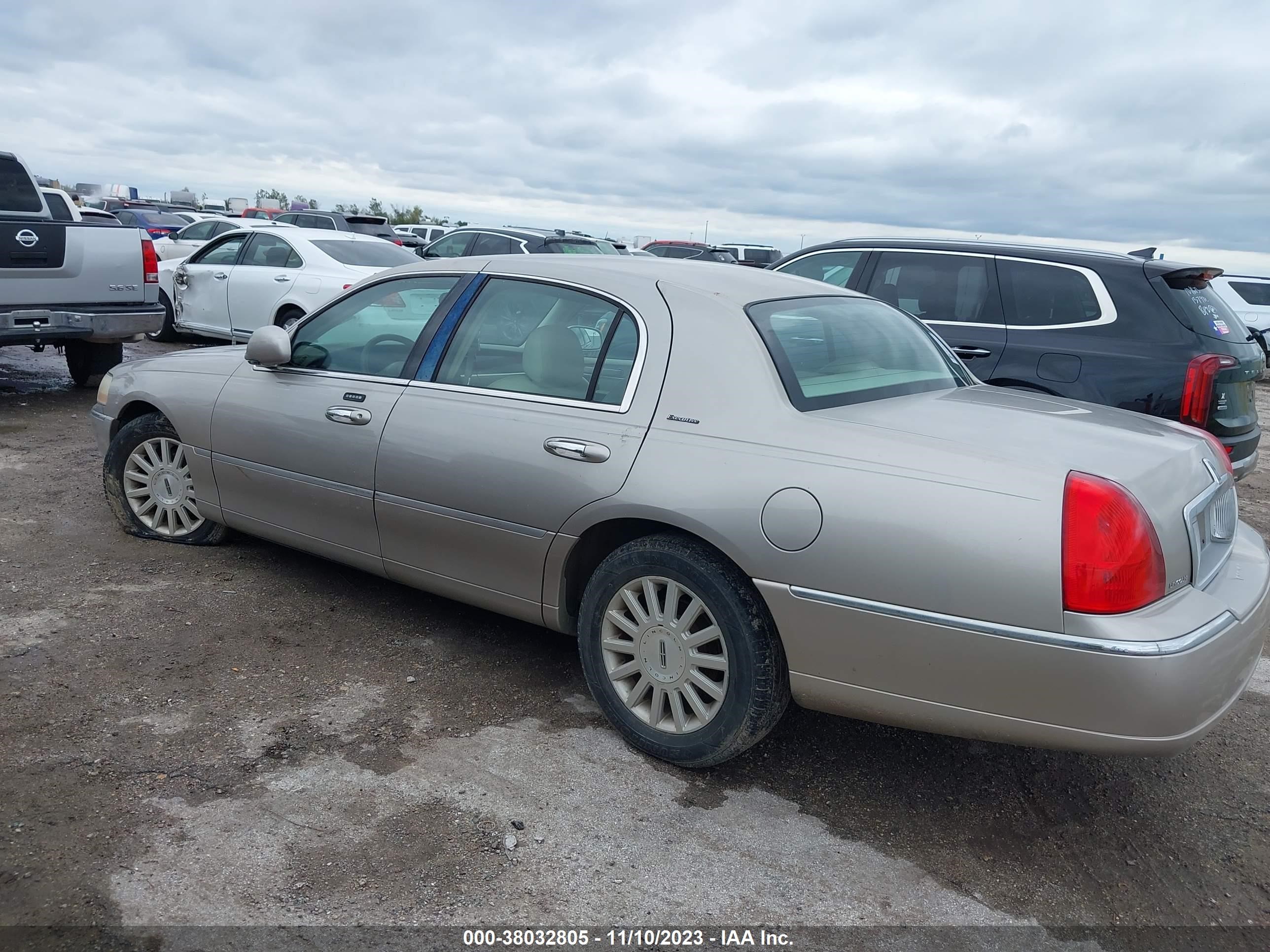 Photo 13 VIN: 1LNHM81W93Y704224 - LINCOLN TOWN CAR 