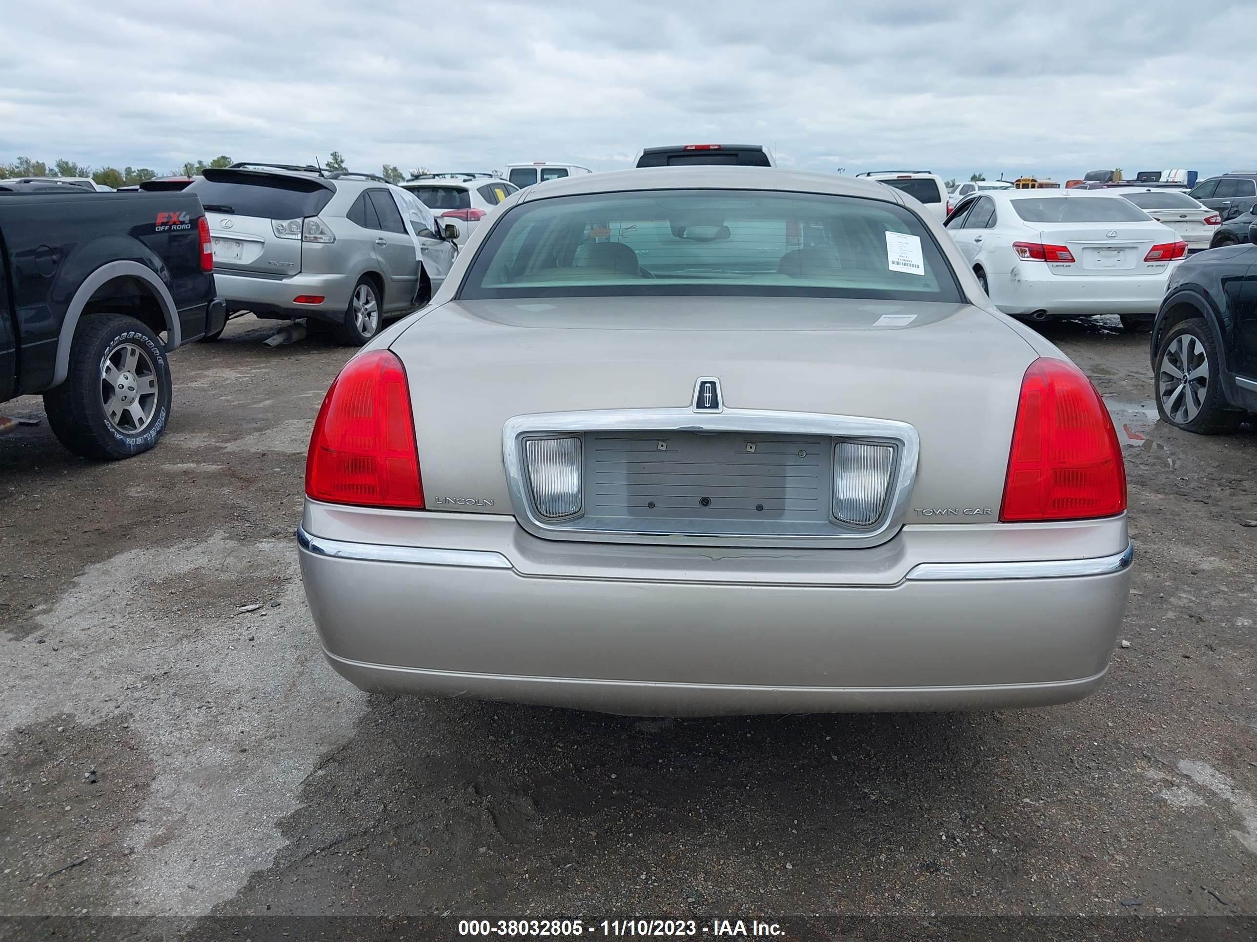 Photo 15 VIN: 1LNHM81W93Y704224 - LINCOLN TOWN CAR 