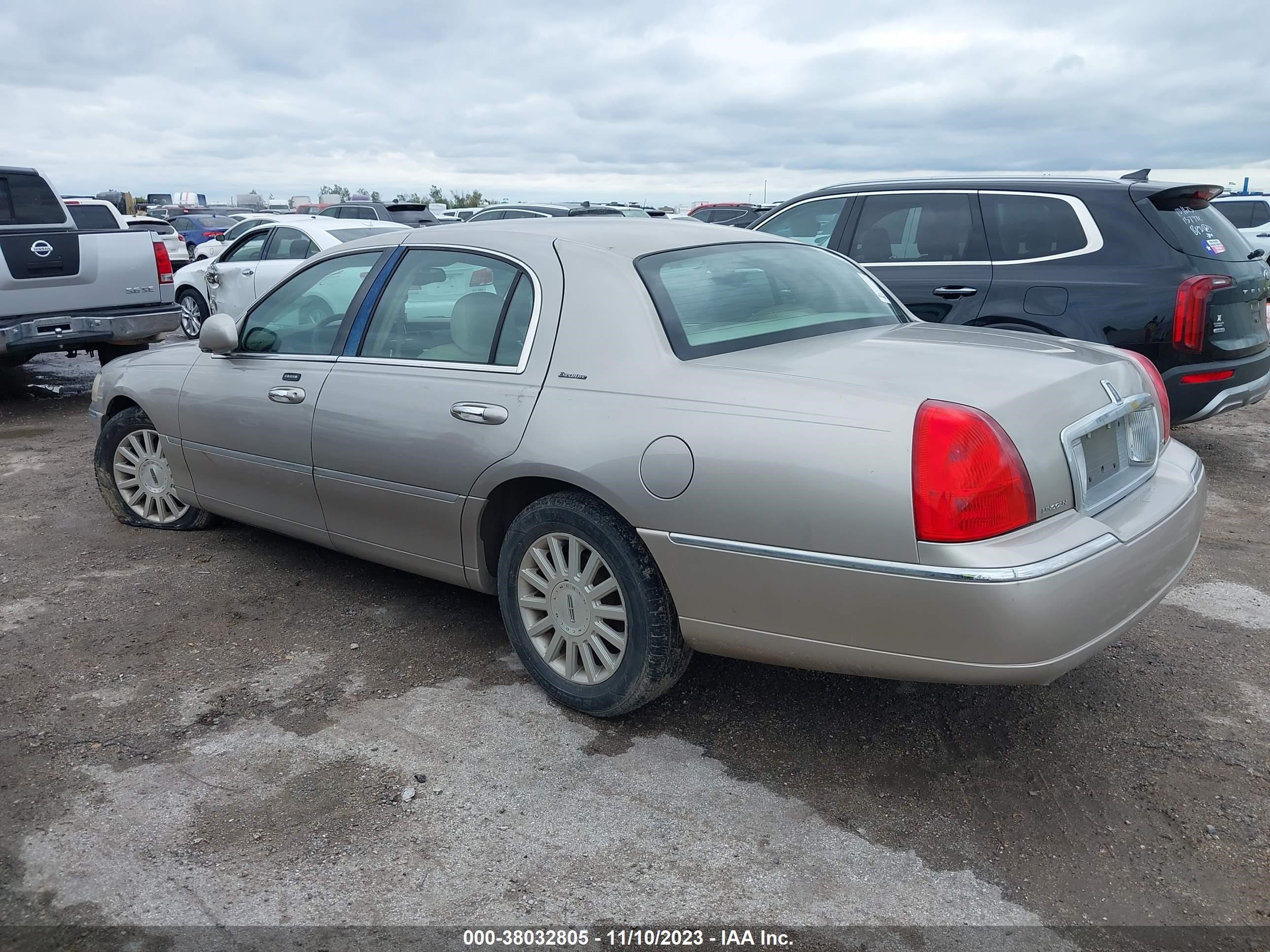 Photo 2 VIN: 1LNHM81W93Y704224 - LINCOLN TOWN CAR 