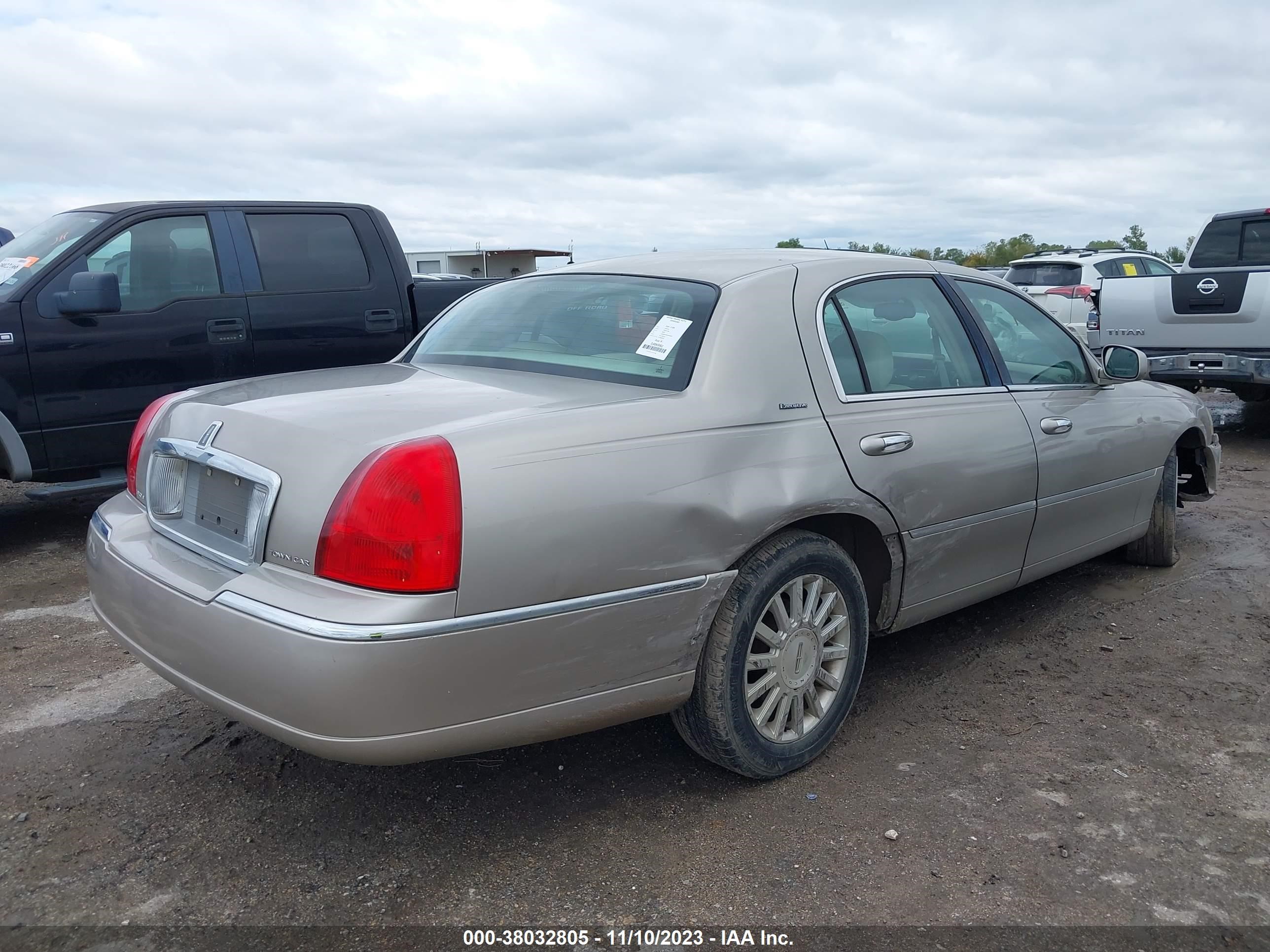 Photo 3 VIN: 1LNHM81W93Y704224 - LINCOLN TOWN CAR 