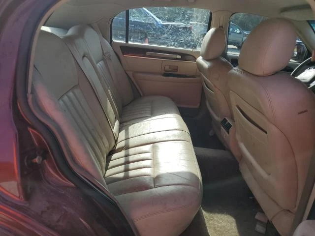 Photo 9 VIN: 1LNHM81W94Y633138 - LINCOLN TOWN CAR E 