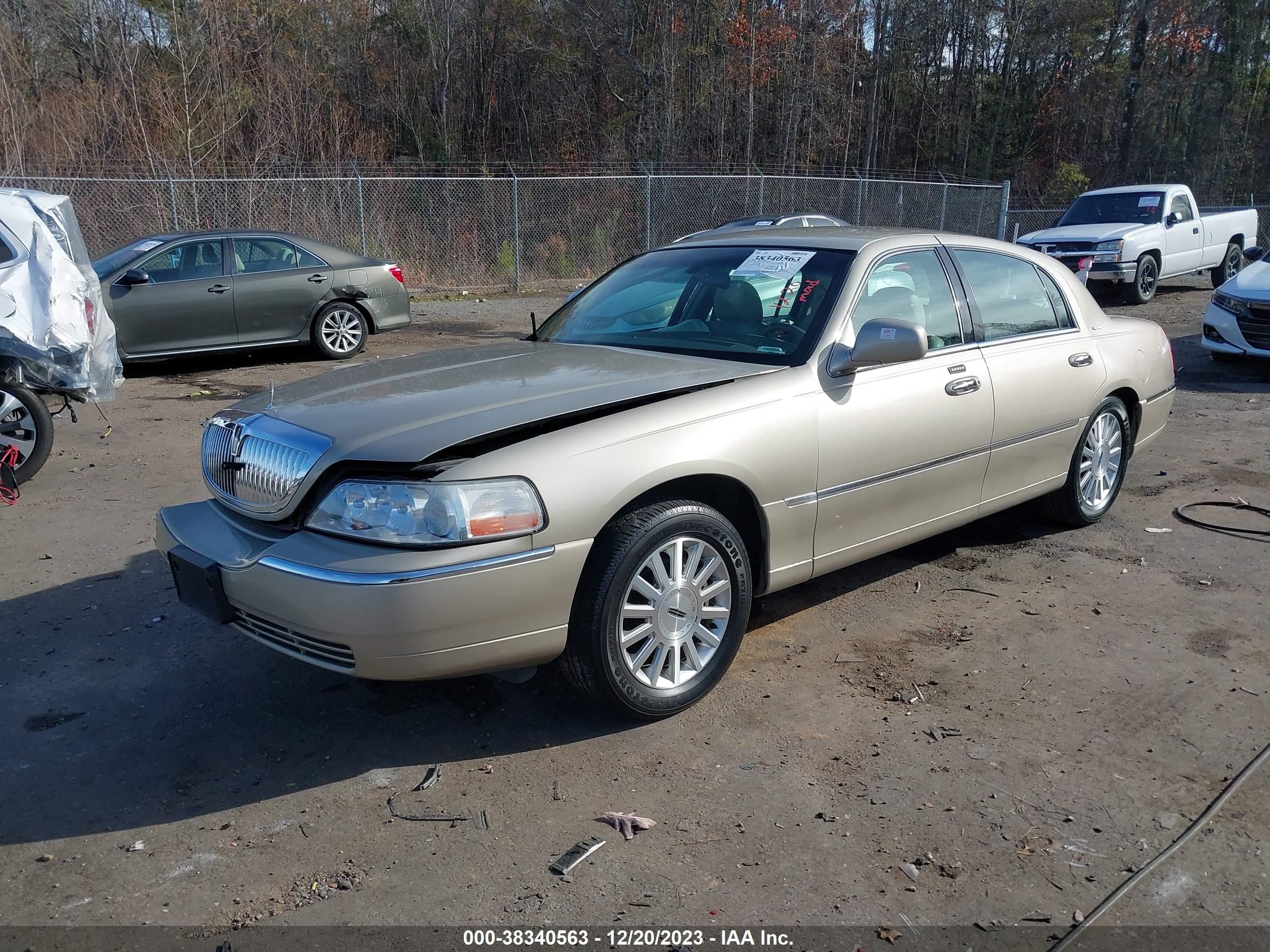 Photo 1 VIN: 1LNHM81W94Y653695 - LINCOLN TOWN CAR 