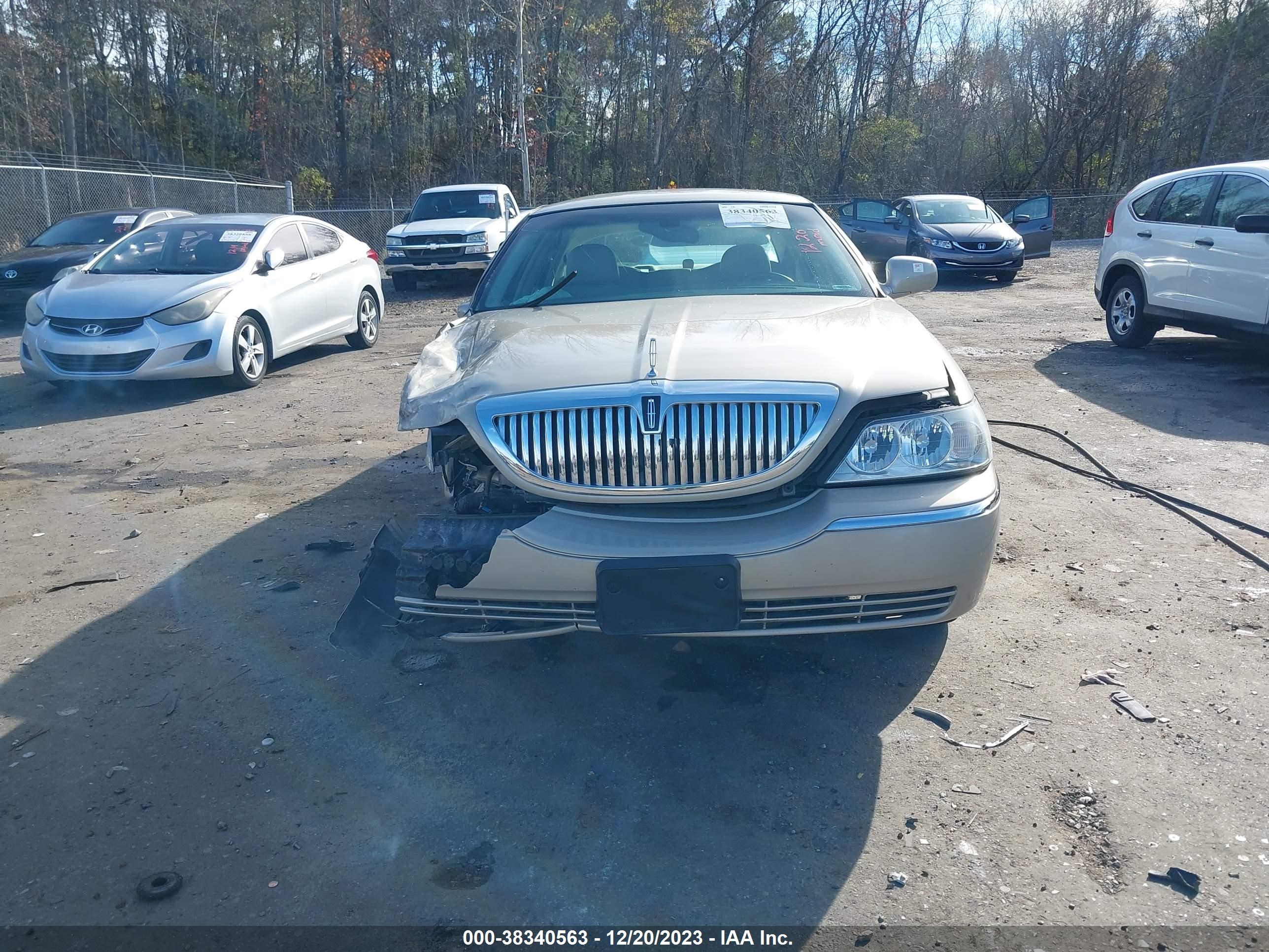 Photo 12 VIN: 1LNHM81W94Y653695 - LINCOLN TOWN CAR 