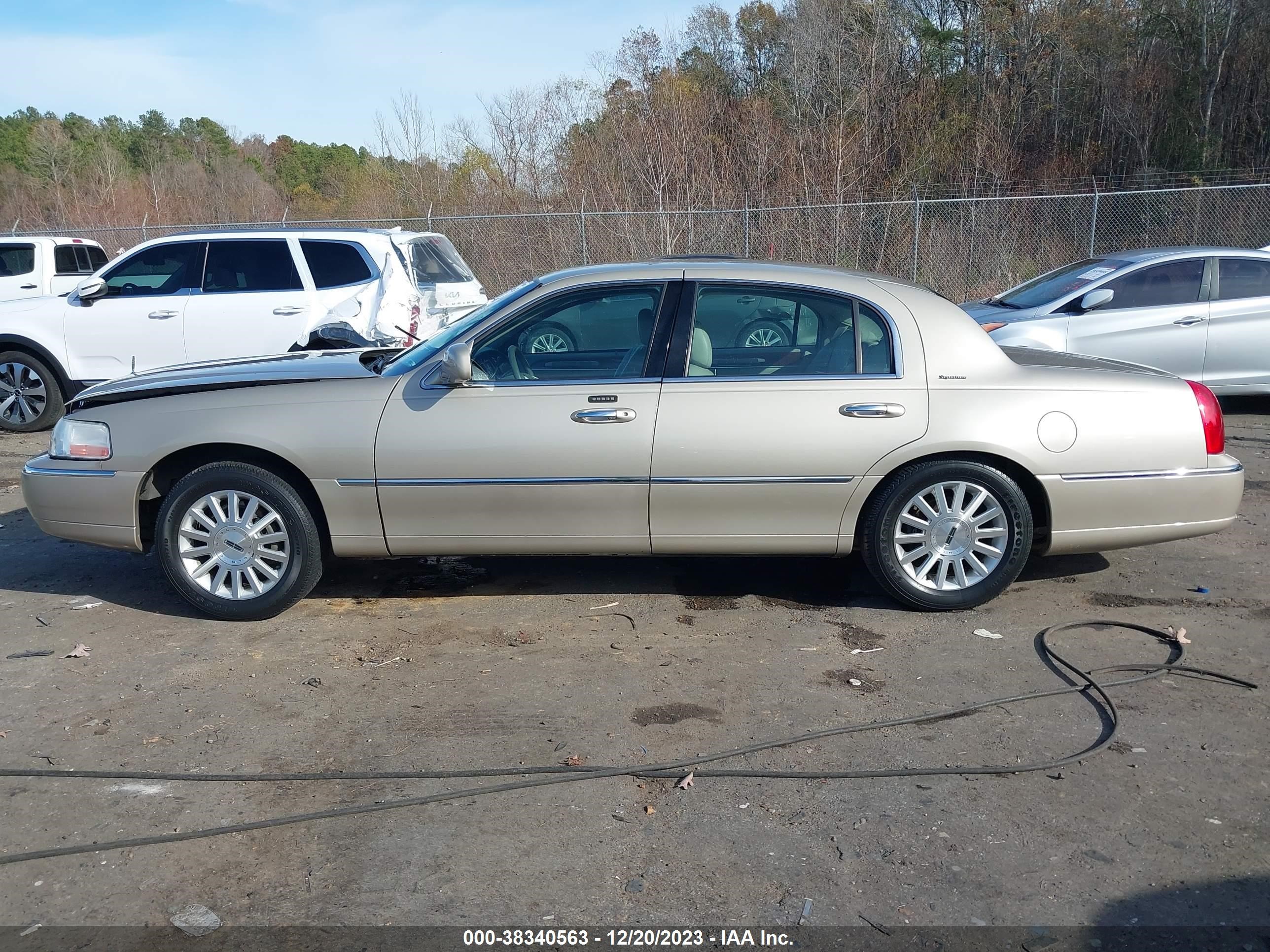 Photo 14 VIN: 1LNHM81W94Y653695 - LINCOLN TOWN CAR 