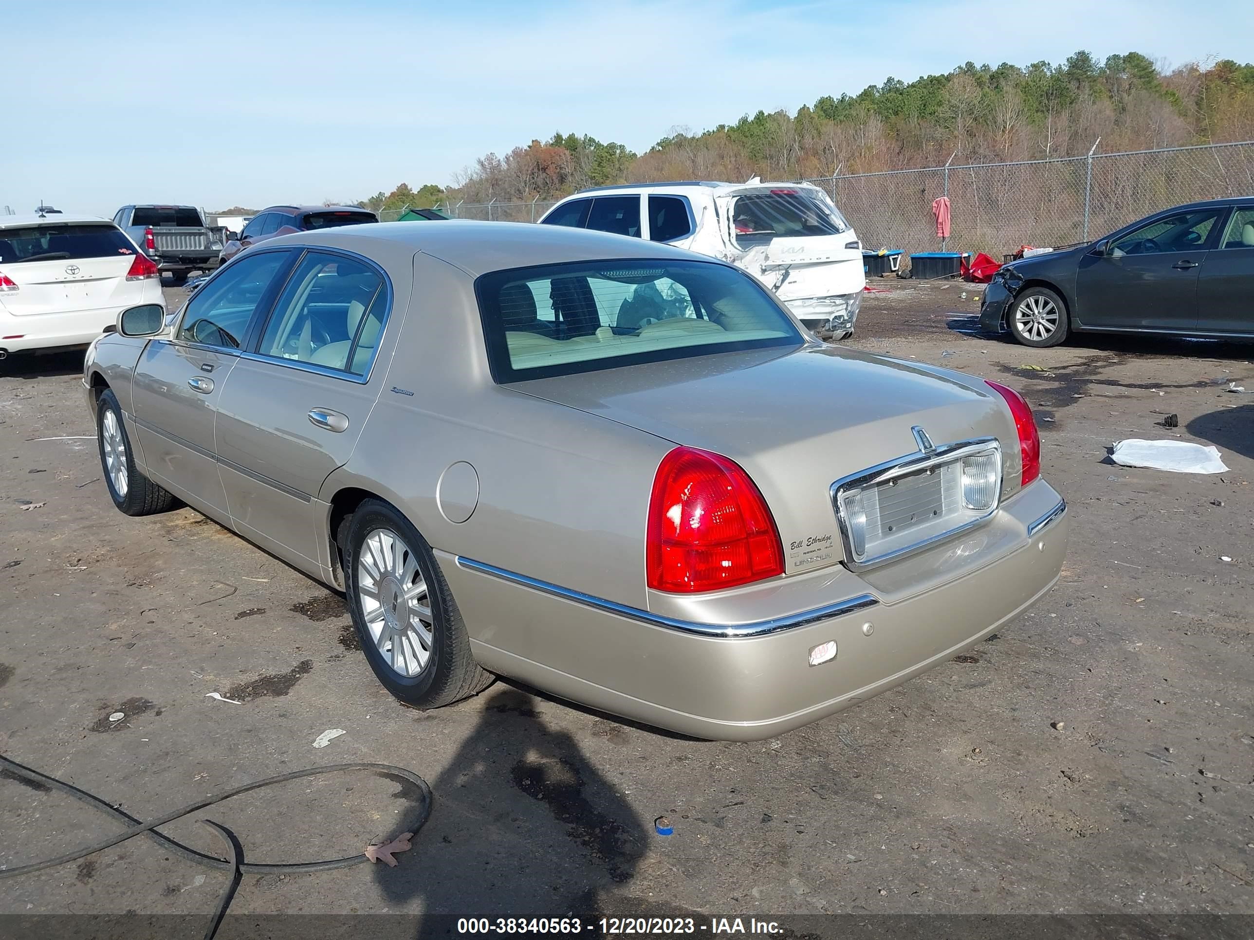 Photo 2 VIN: 1LNHM81W94Y653695 - LINCOLN TOWN CAR 