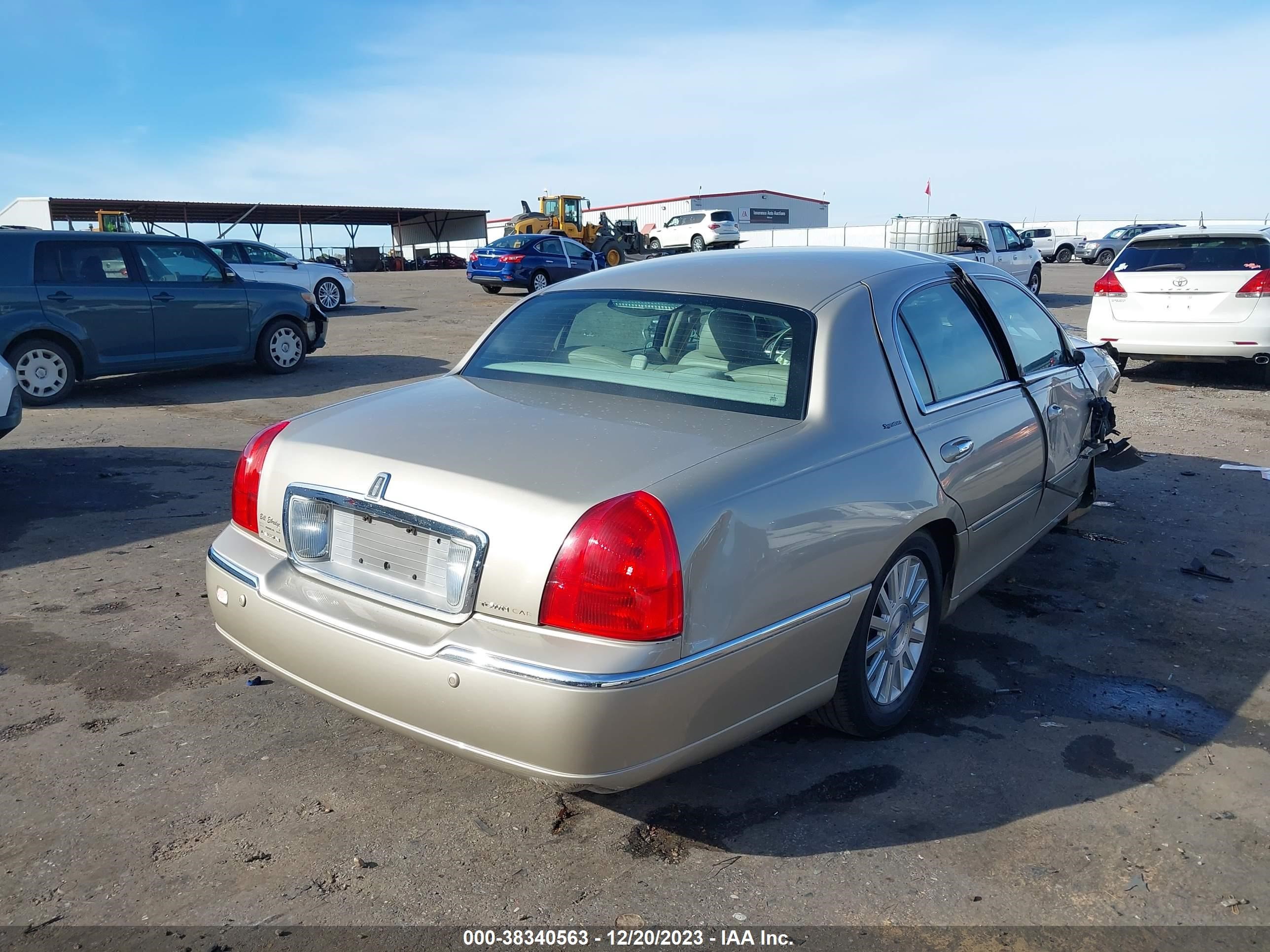 Photo 3 VIN: 1LNHM81W94Y653695 - LINCOLN TOWN CAR 