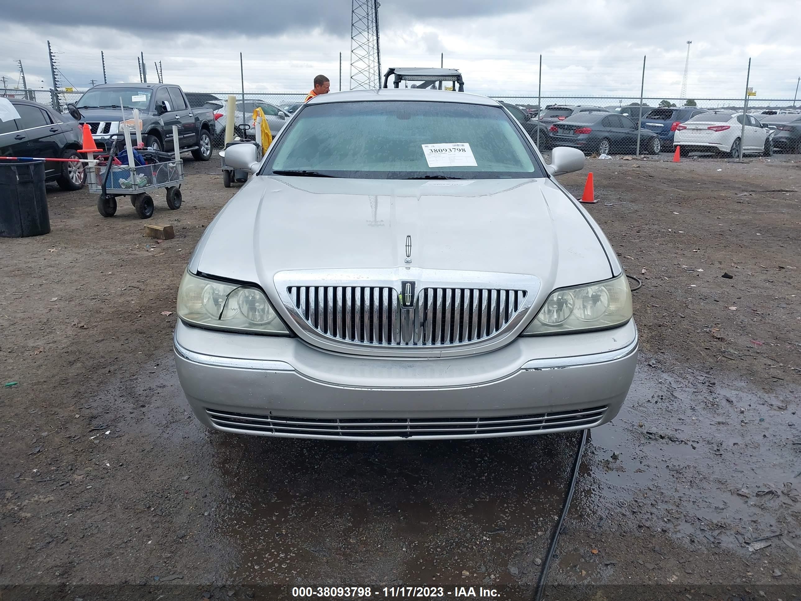 Photo 11 VIN: 1LNHM81W94Y655592 - LINCOLN TOWN CAR 