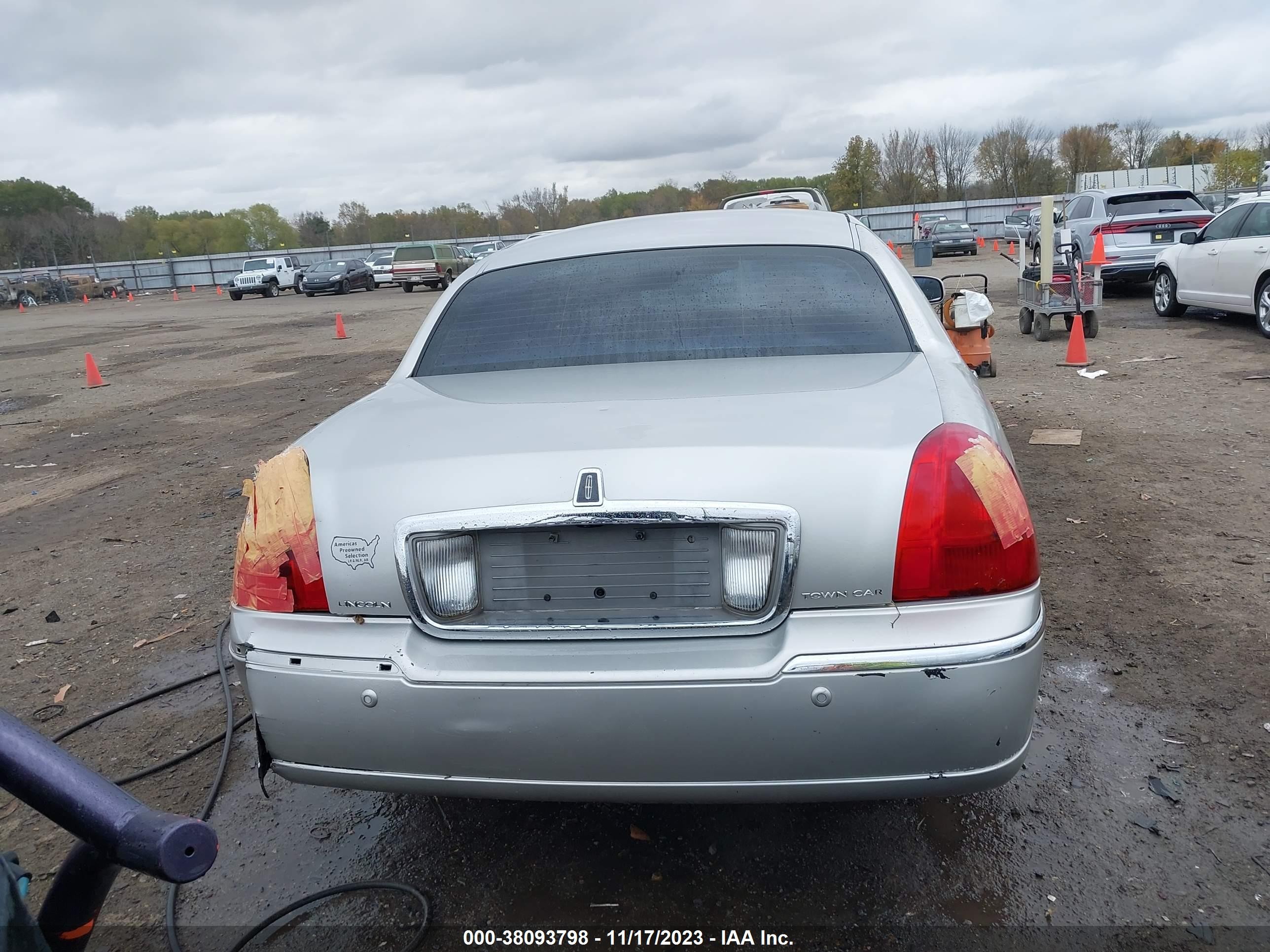 Photo 15 VIN: 1LNHM81W94Y655592 - LINCOLN TOWN CAR 