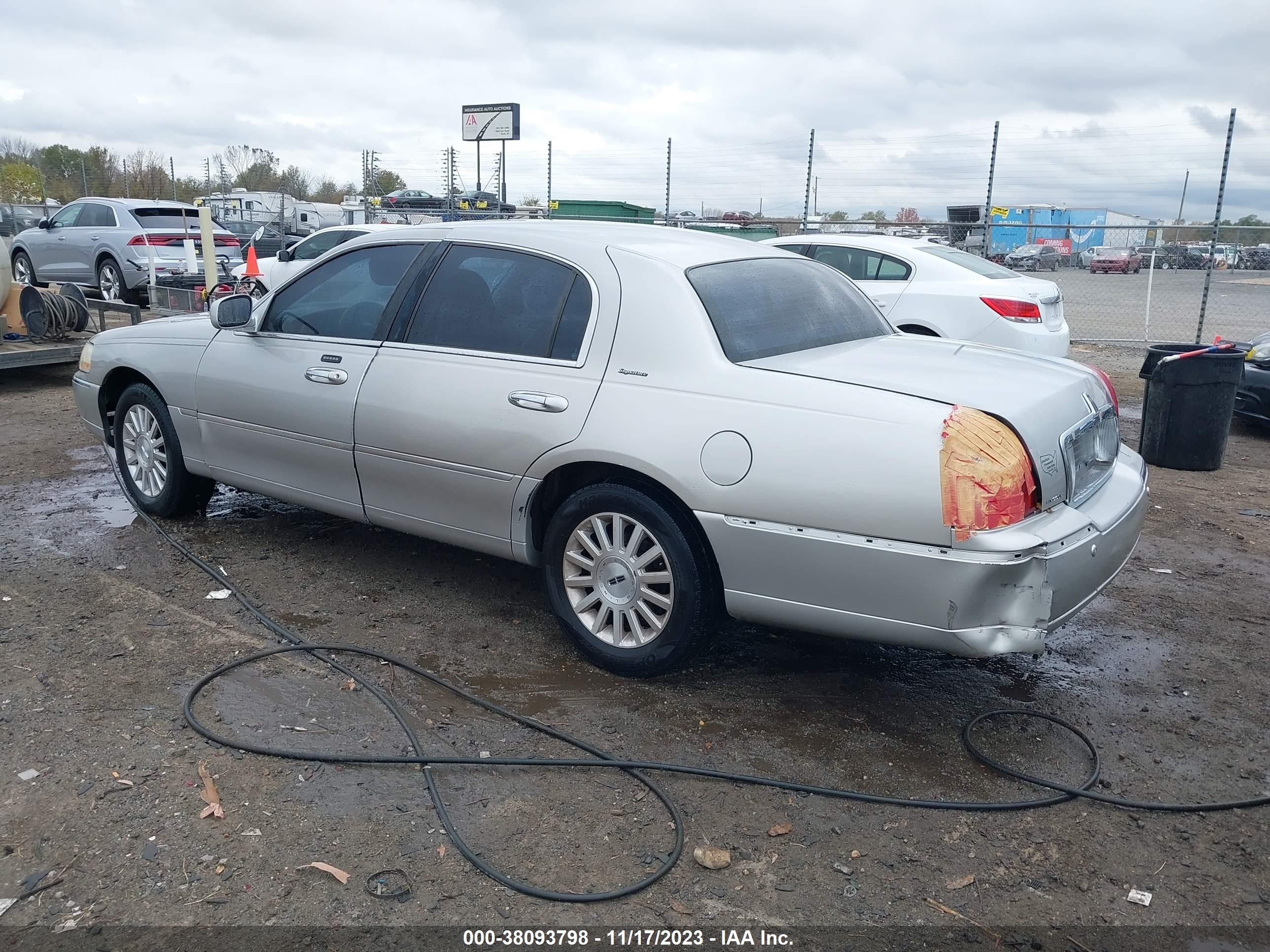 Photo 2 VIN: 1LNHM81W94Y655592 - LINCOLN TOWN CAR 