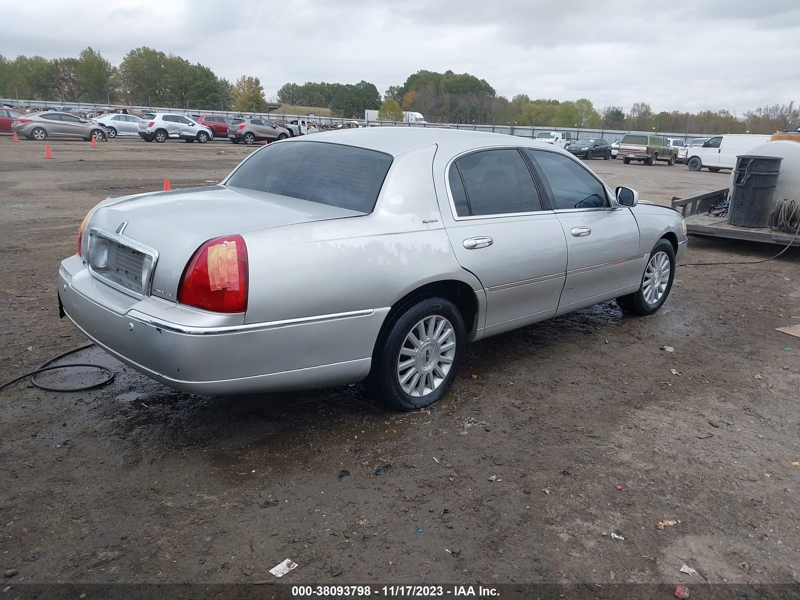 Photo 3 VIN: 1LNHM81W94Y655592 - LINCOLN TOWN CAR 