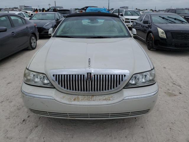 Photo 4 VIN: 1LNHM81W94Y677804 - LINCOLN TOWN CAR E 