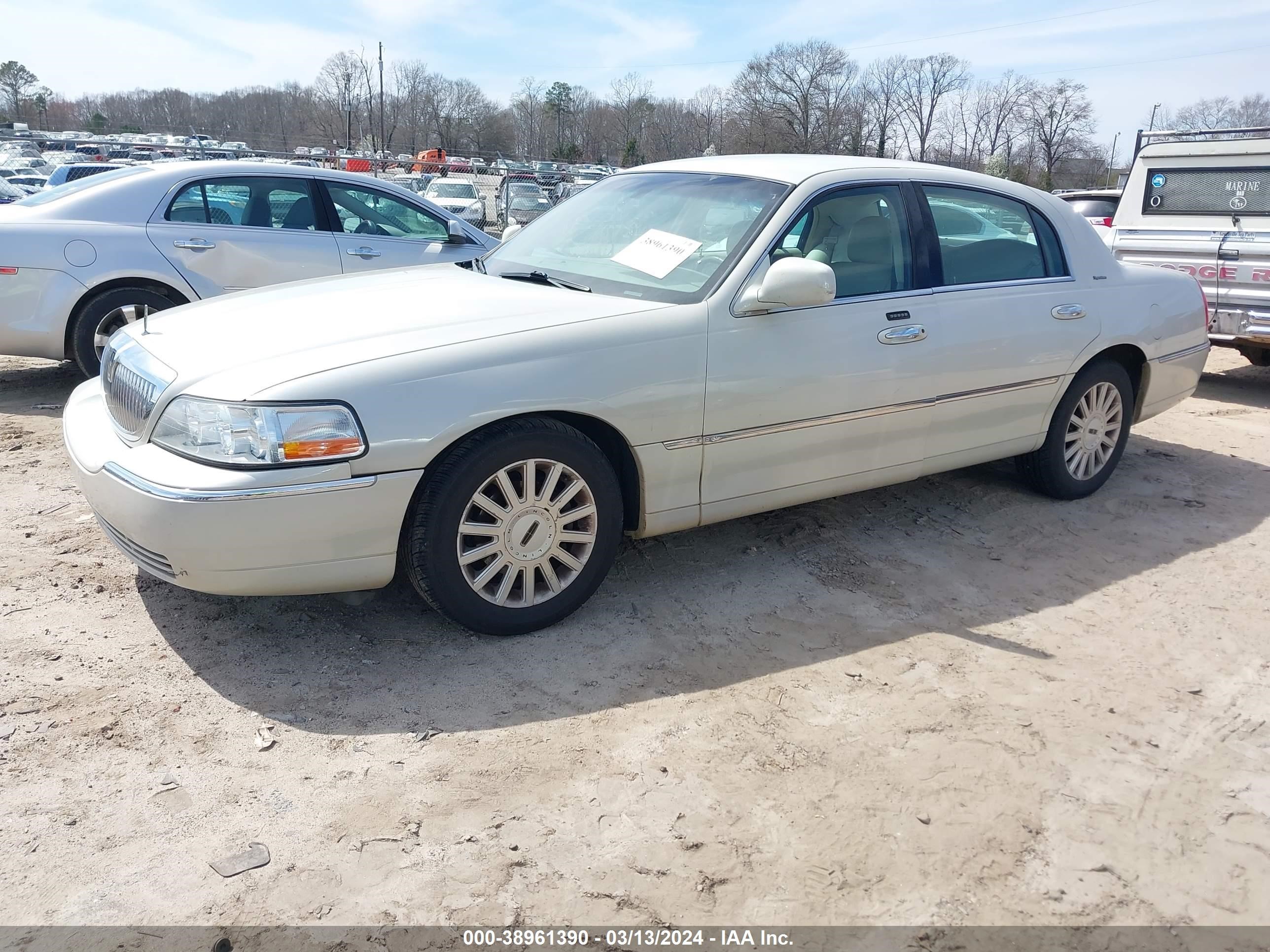 Photo 1 VIN: 1LNHM81W95Y603526 - LINCOLN TOWN CAR 