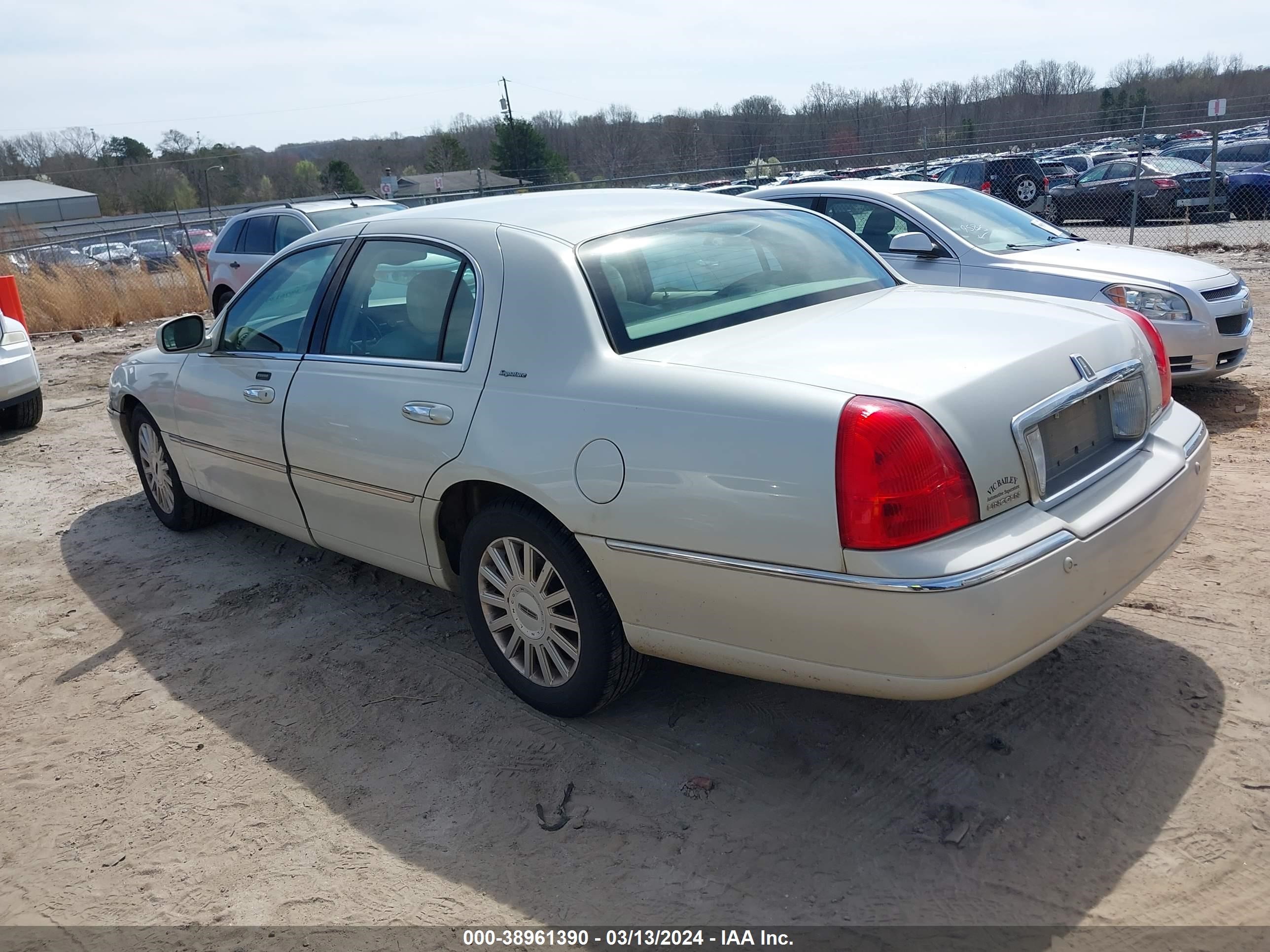 Photo 2 VIN: 1LNHM81W95Y603526 - LINCOLN TOWN CAR 