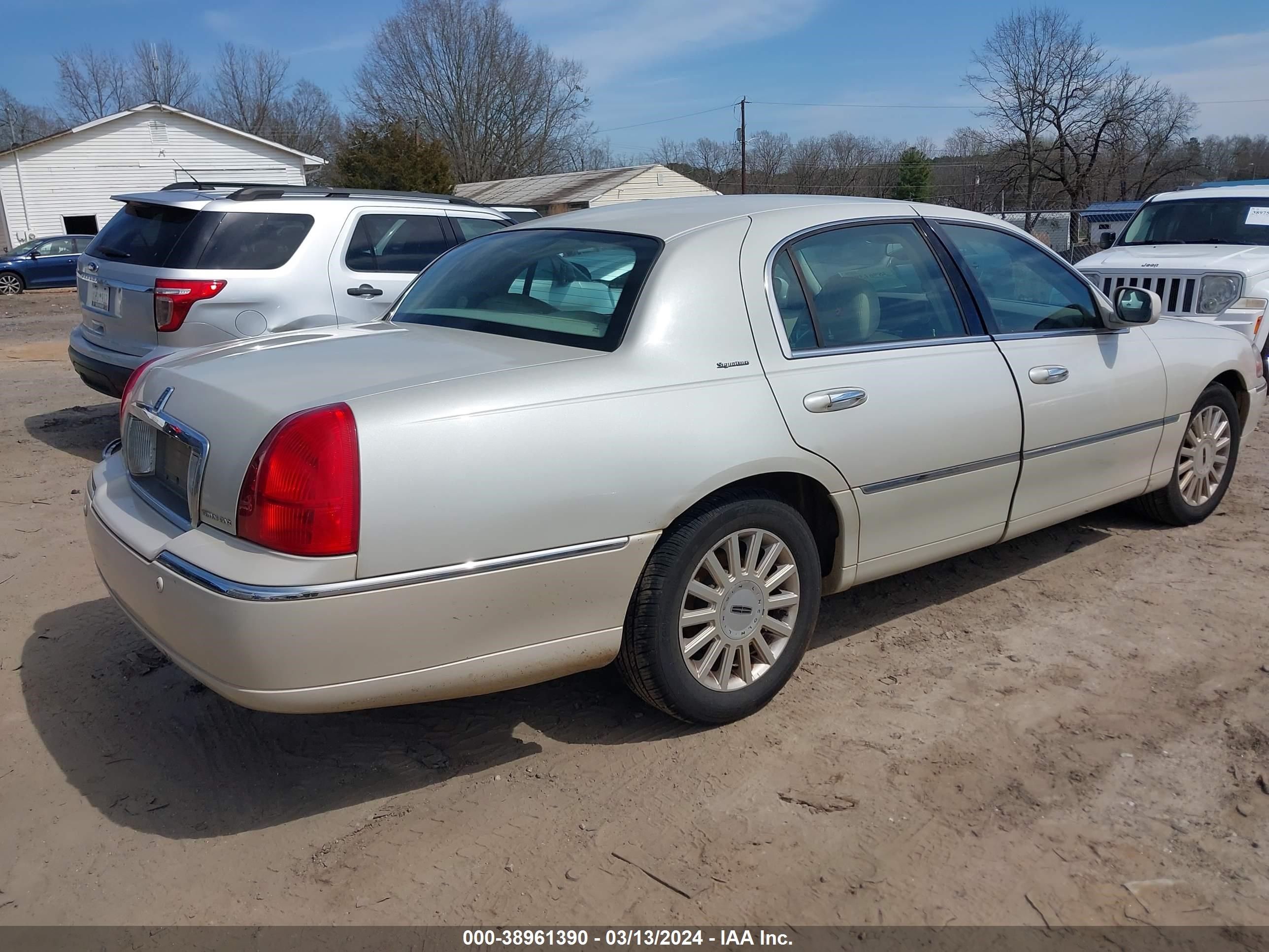 Photo 3 VIN: 1LNHM81W95Y603526 - LINCOLN TOWN CAR 