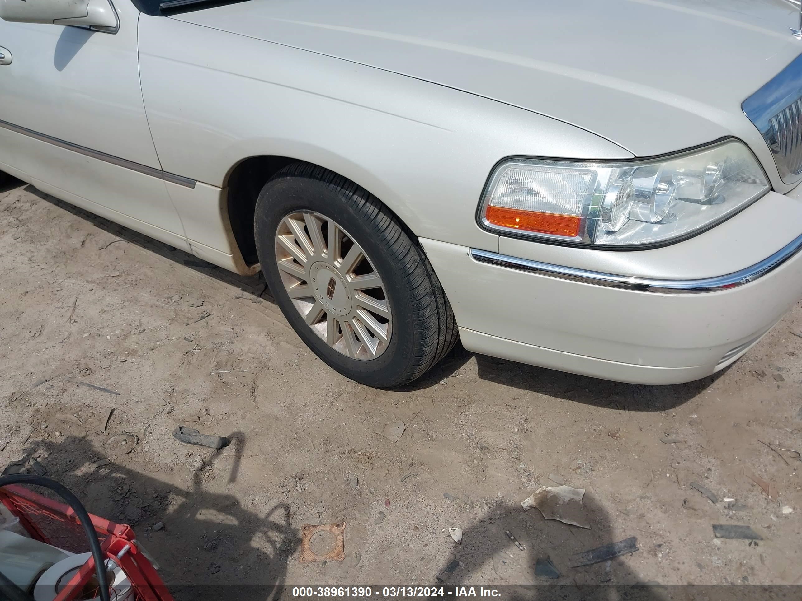 Photo 5 VIN: 1LNHM81W95Y603526 - LINCOLN TOWN CAR 