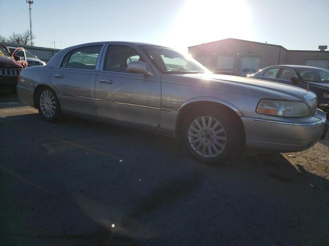 Photo 3 VIN: 1LNHM81W95Y669963 - LINCOLN TOWNCAR 