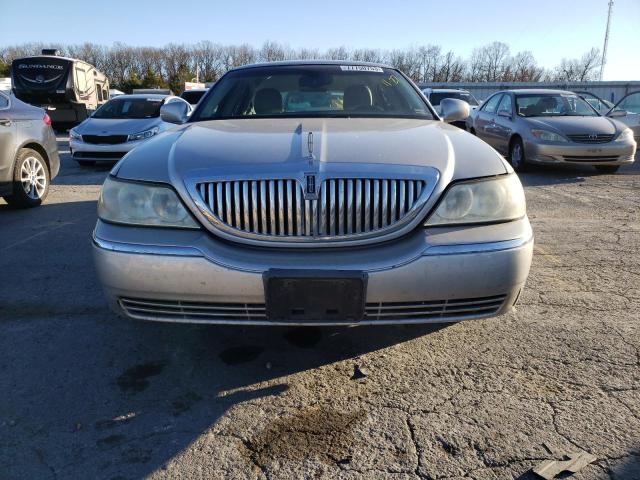 Photo 4 VIN: 1LNHM81W95Y669963 - LINCOLN TOWNCAR 