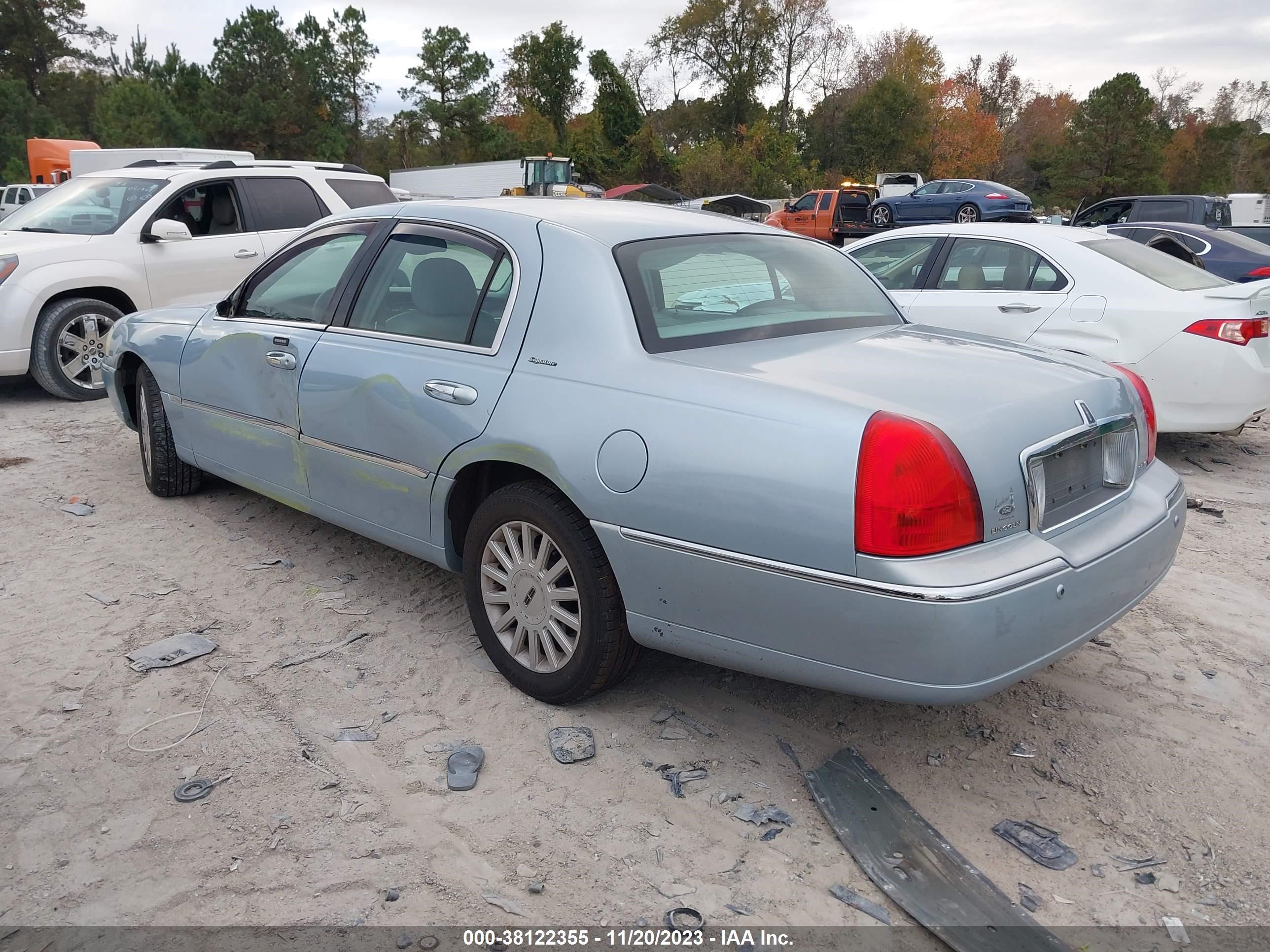 Photo 2 VIN: 1LNHM81W95Y671406 - LINCOLN TOWN CAR 