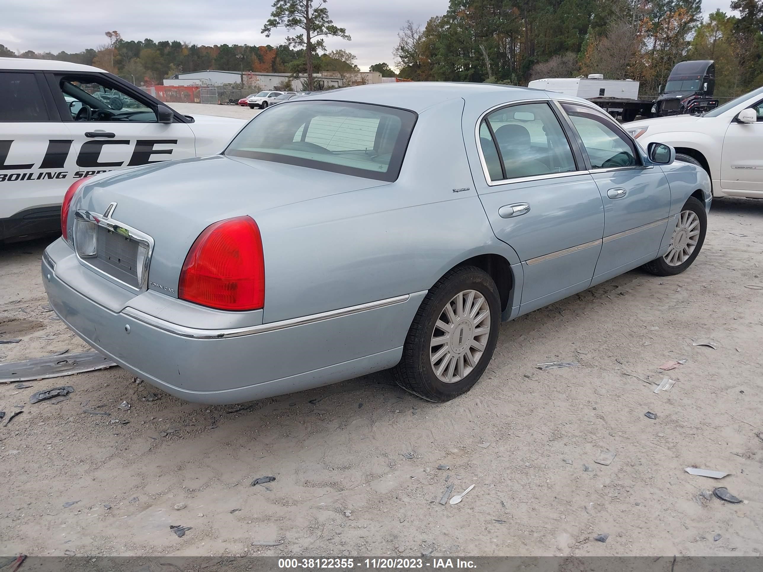 Photo 3 VIN: 1LNHM81W95Y671406 - LINCOLN TOWN CAR 