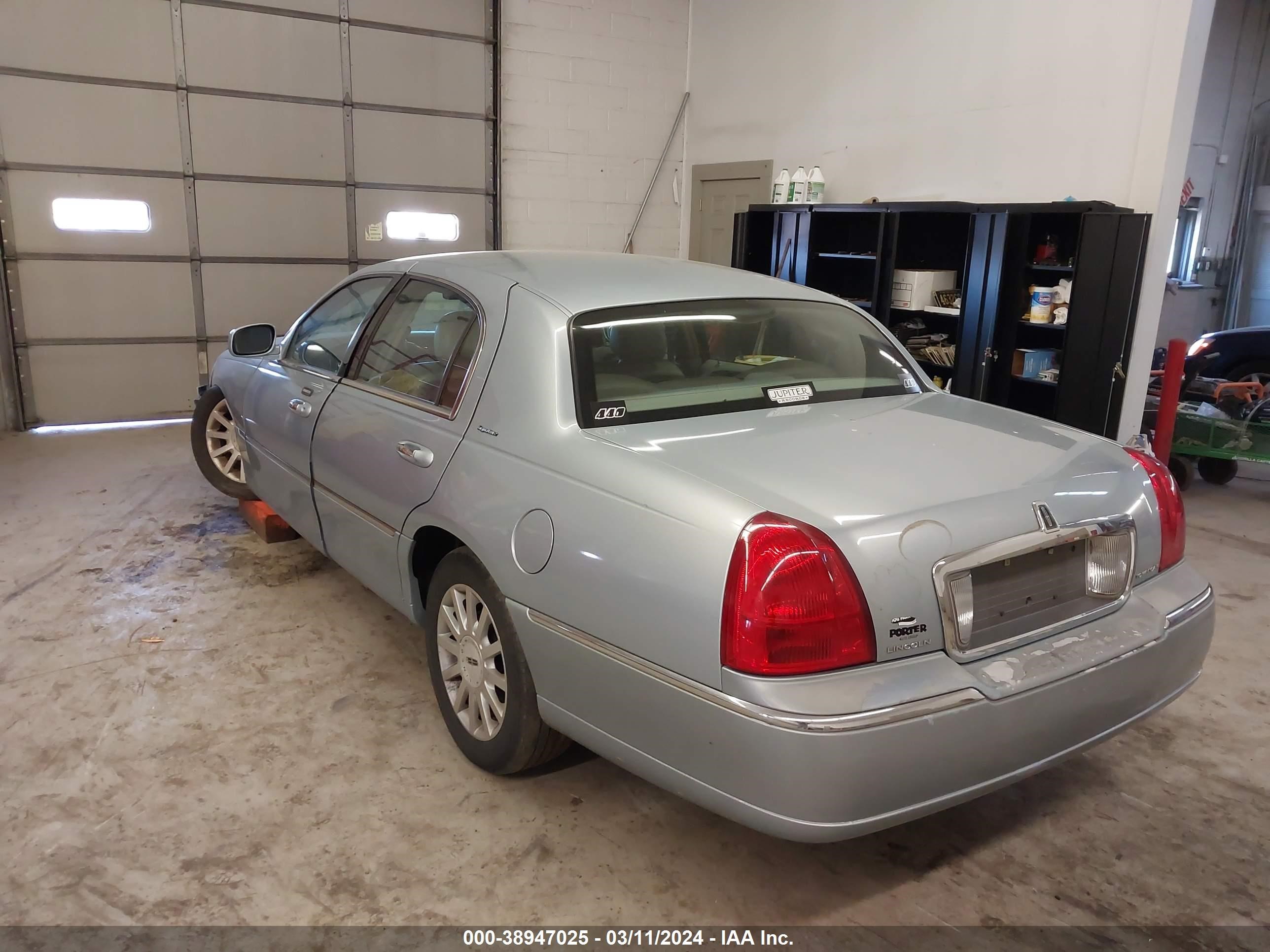 Photo 2 VIN: 1LNHM81W97Y624430 - LINCOLN TOWN CAR 