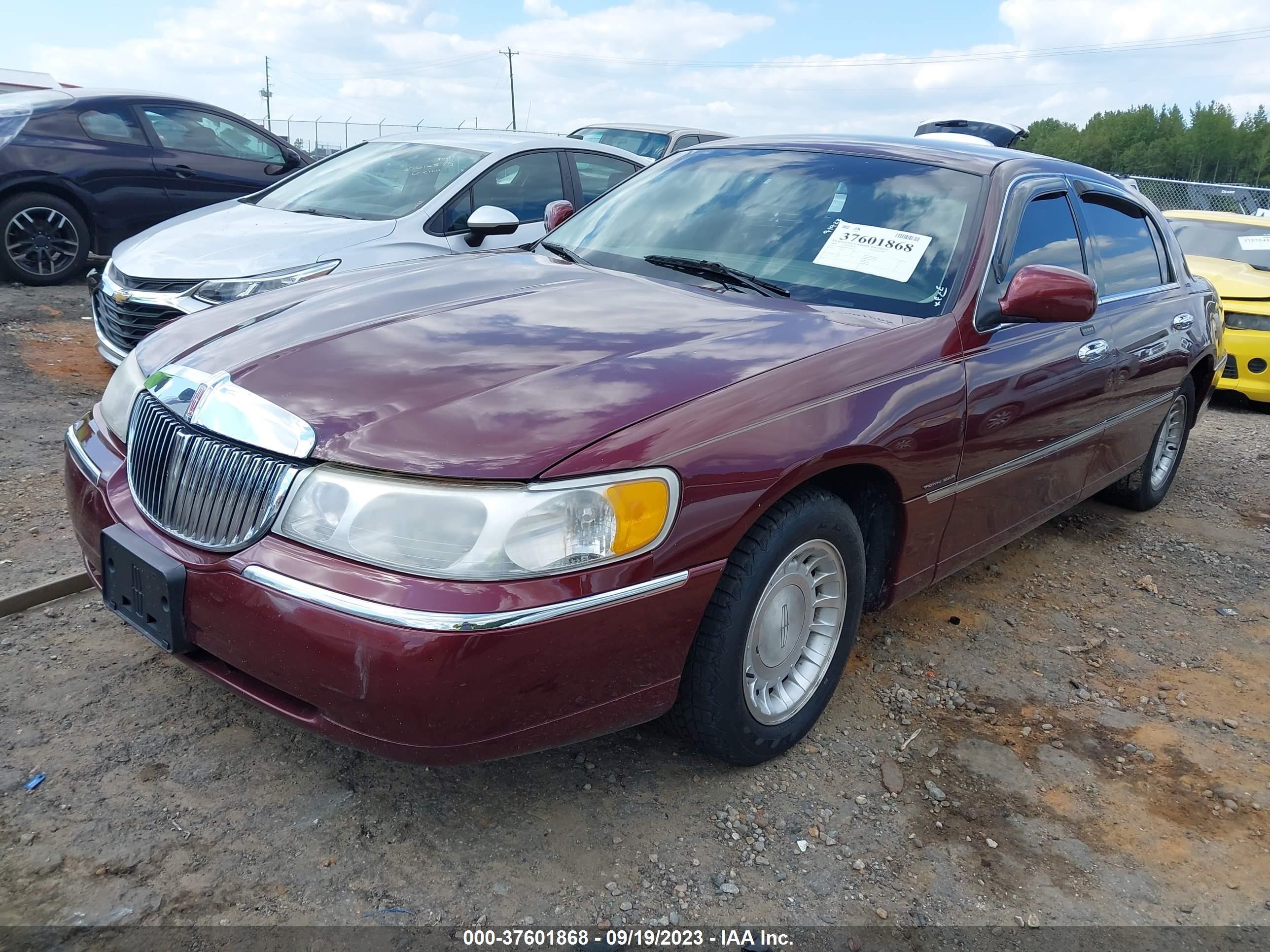 Photo 1 VIN: 1LNHM81W9YY831336 - LINCOLN TOWN CAR 