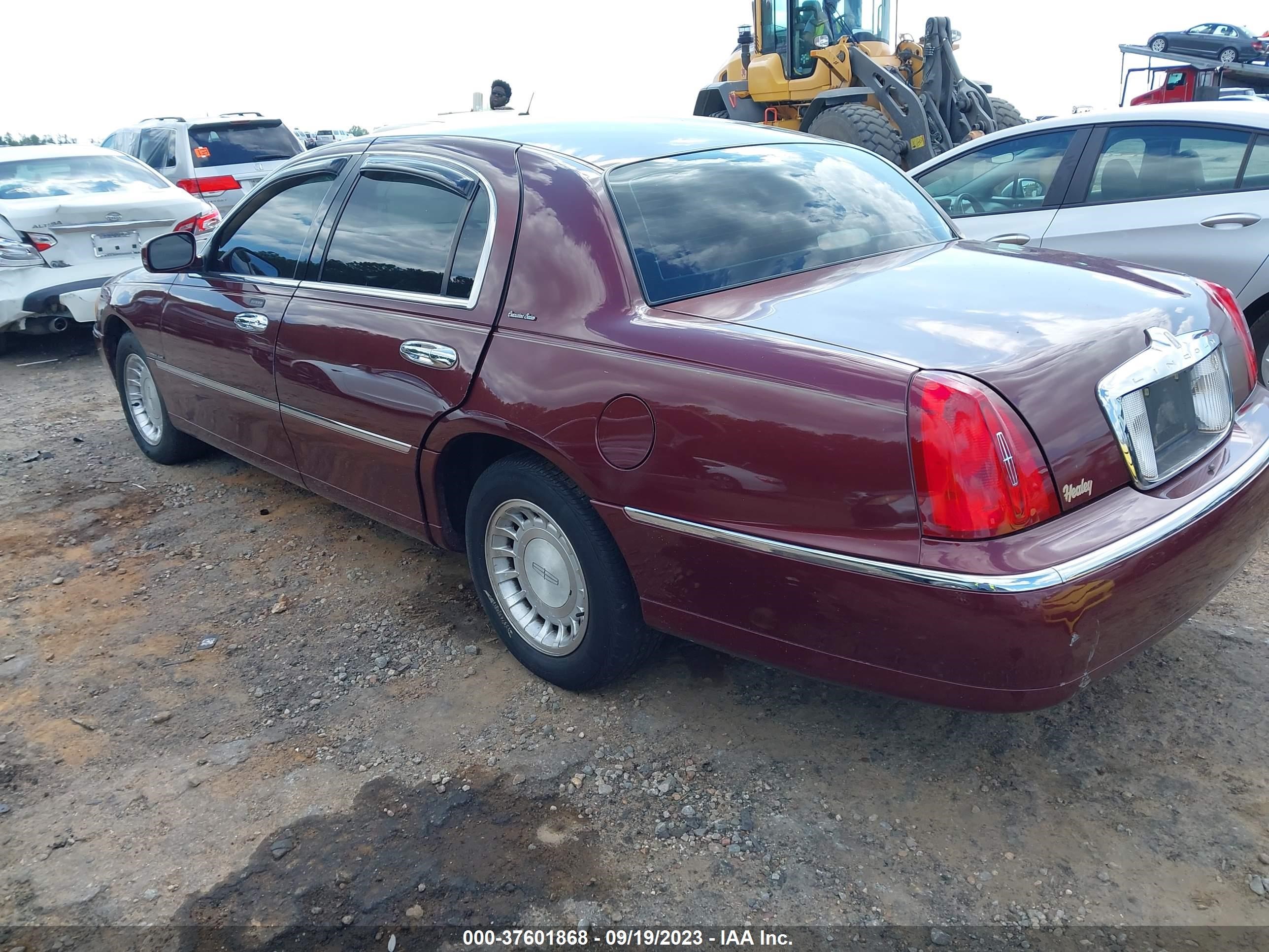 Photo 2 VIN: 1LNHM81W9YY831336 - LINCOLN TOWN CAR 