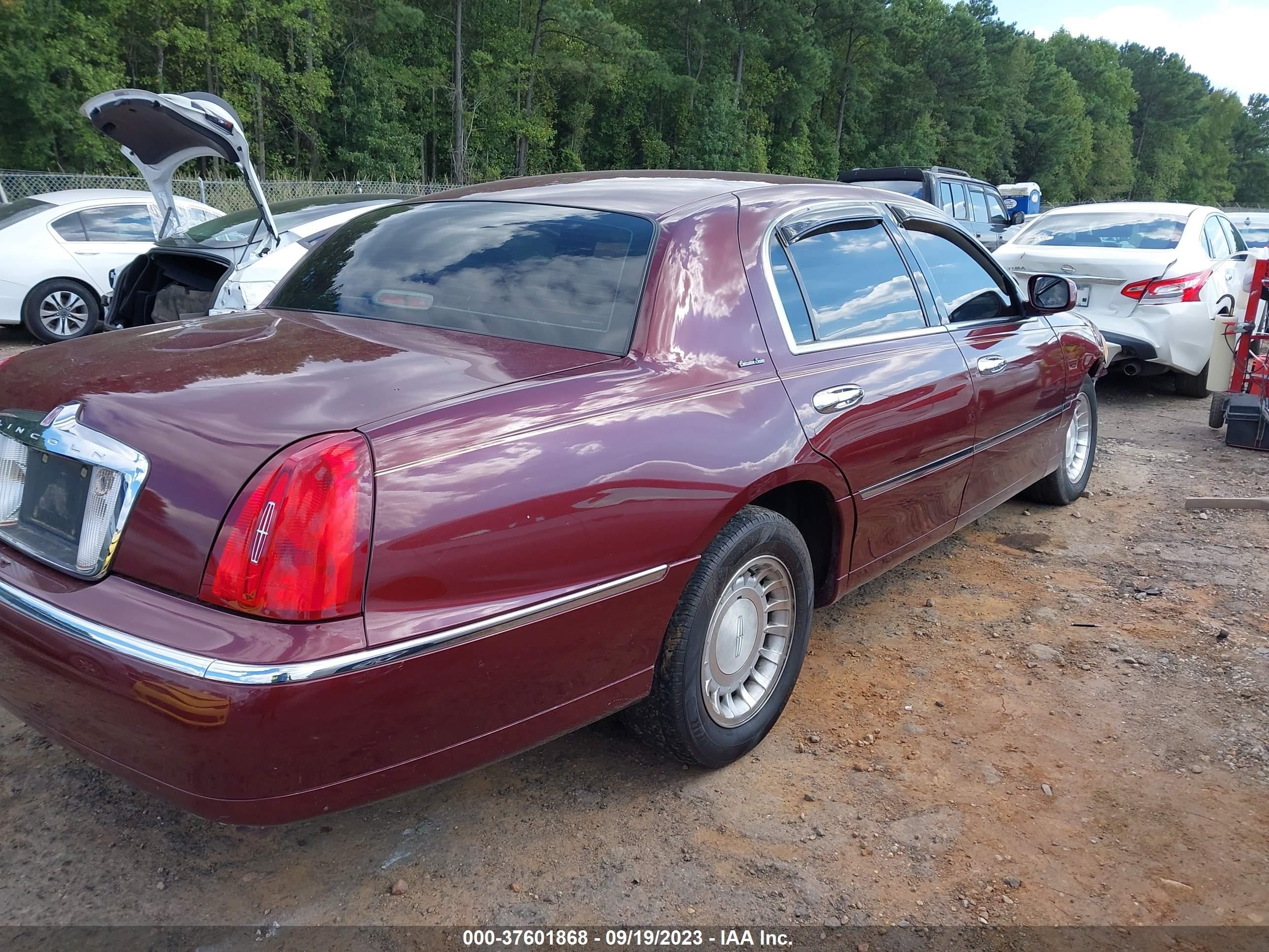 Photo 3 VIN: 1LNHM81W9YY831336 - LINCOLN TOWN CAR 