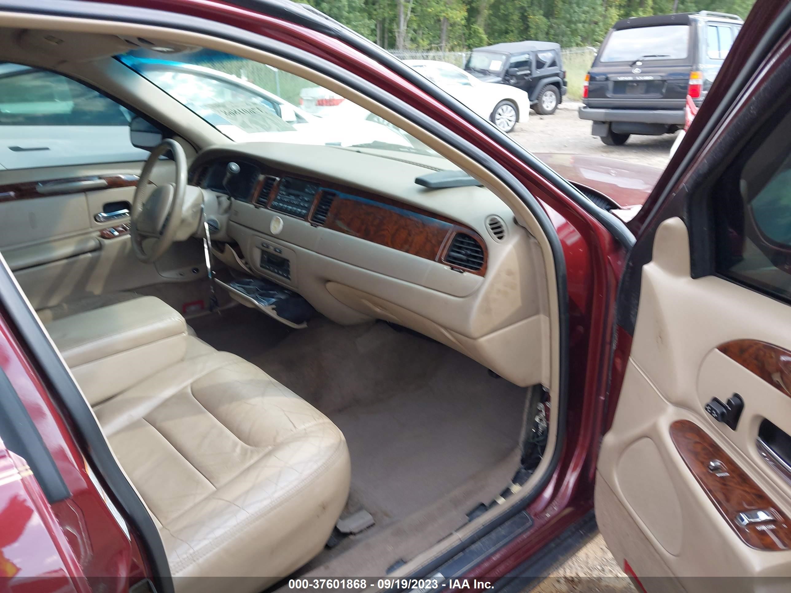 Photo 4 VIN: 1LNHM81W9YY831336 - LINCOLN TOWN CAR 