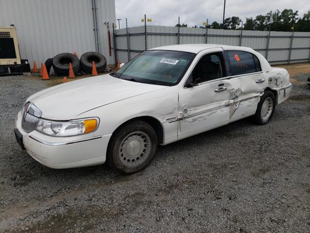 Photo 0 VIN: 1LNHM81W9YY868225 - LINCOLN TOWN CAR E 