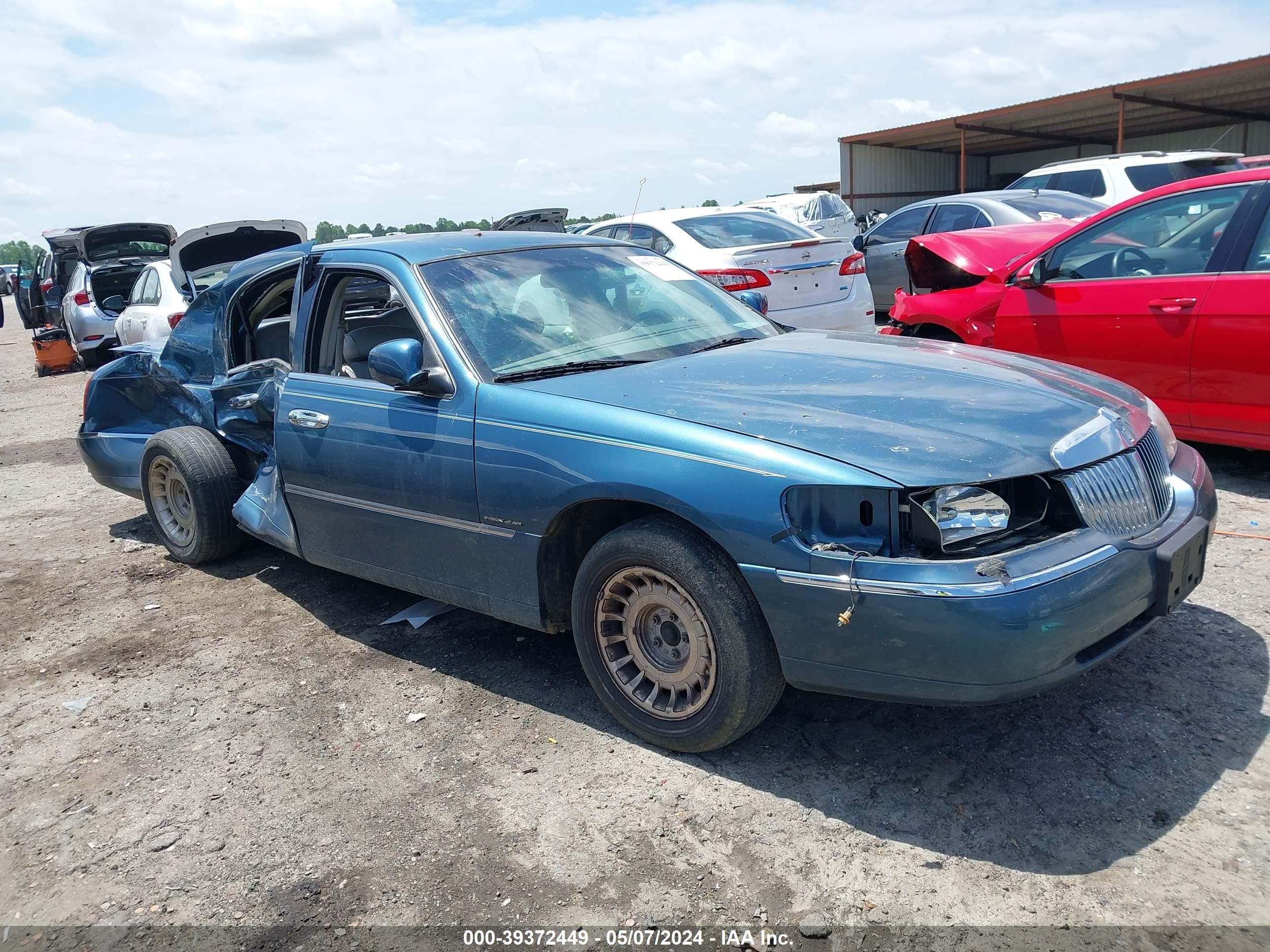 Photo 0 VIN: 1LNHM81WX1Y676558 - LINCOLN TOWN CAR 