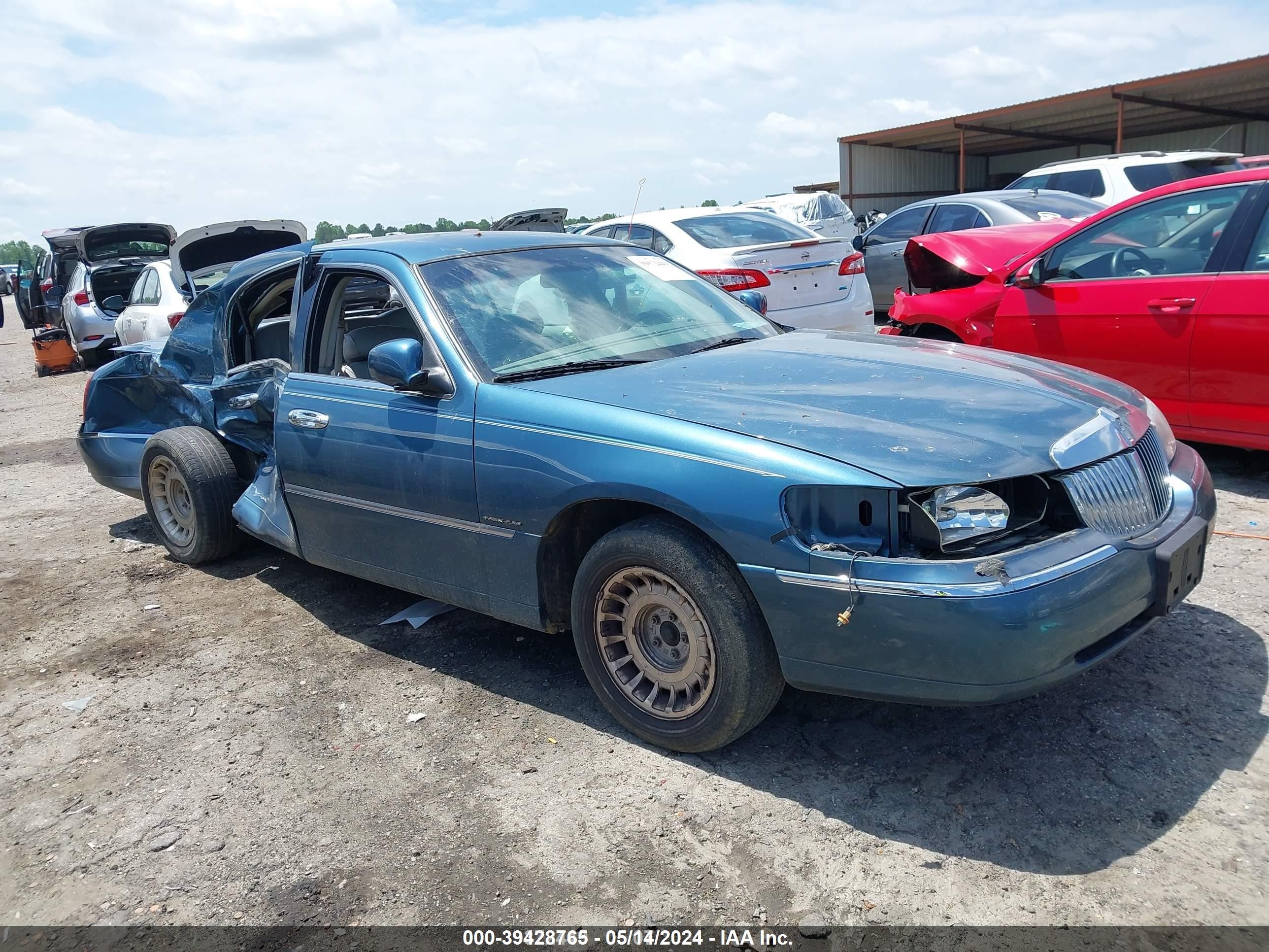 Photo 1 VIN: 1LNHM81WX1Y676558 - LINCOLN TOWN CAR 