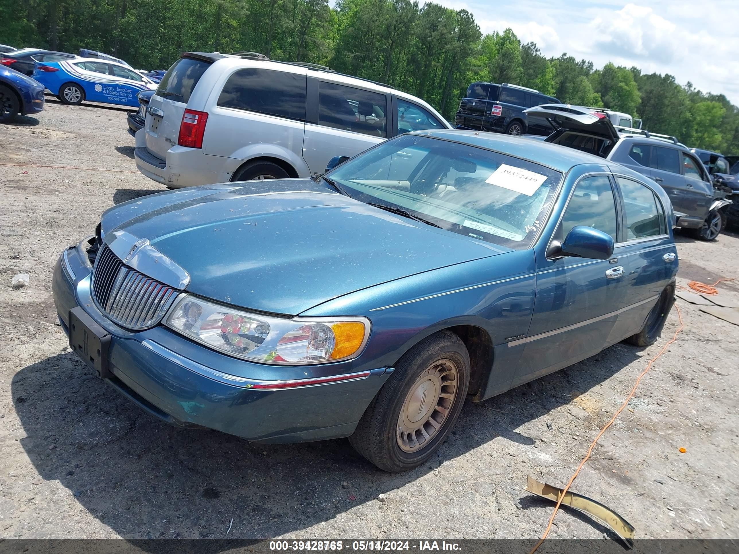 Photo 2 VIN: 1LNHM81WX1Y676558 - LINCOLN TOWN CAR 