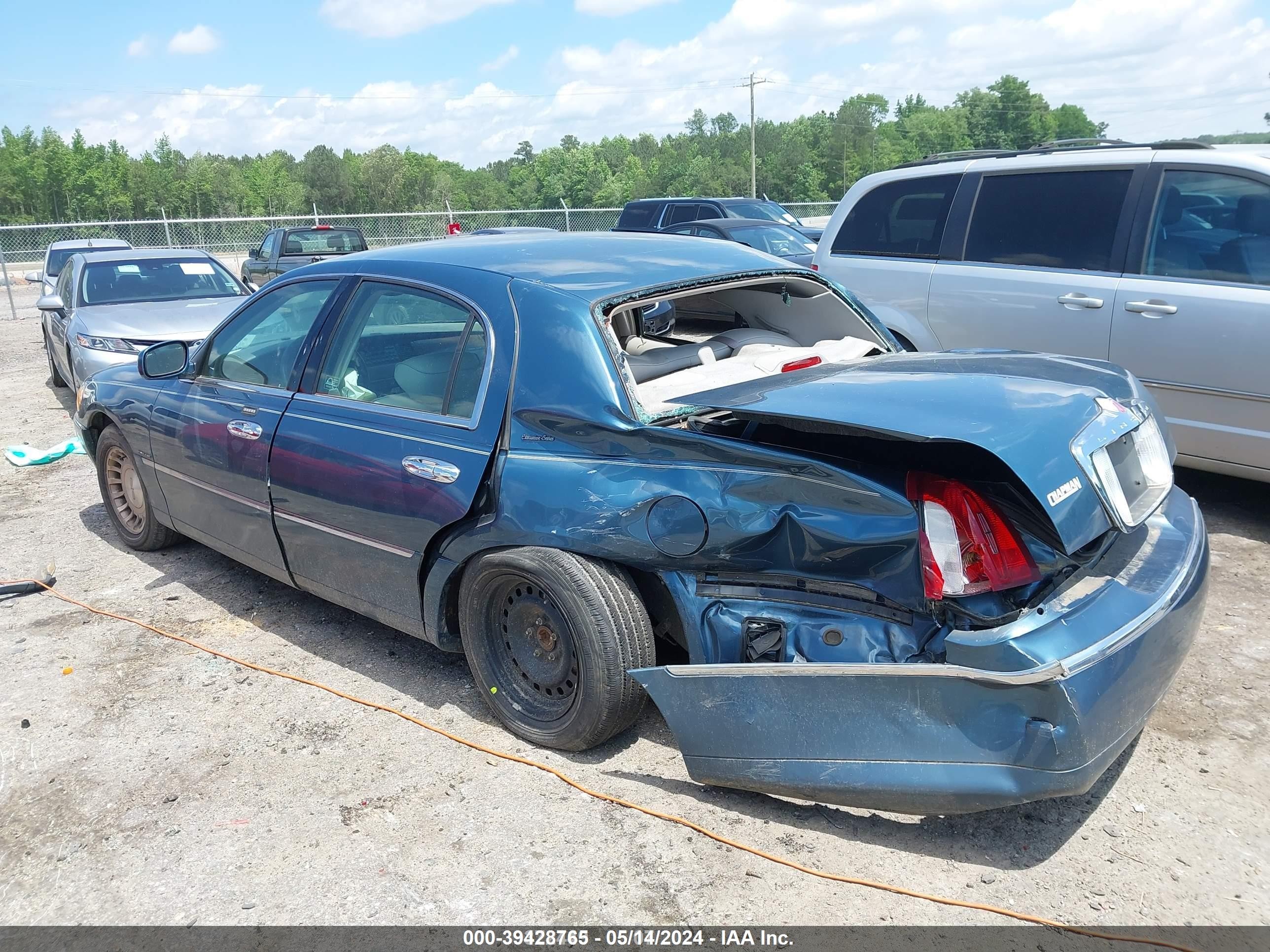 Photo 3 VIN: 1LNHM81WX1Y676558 - LINCOLN TOWN CAR 