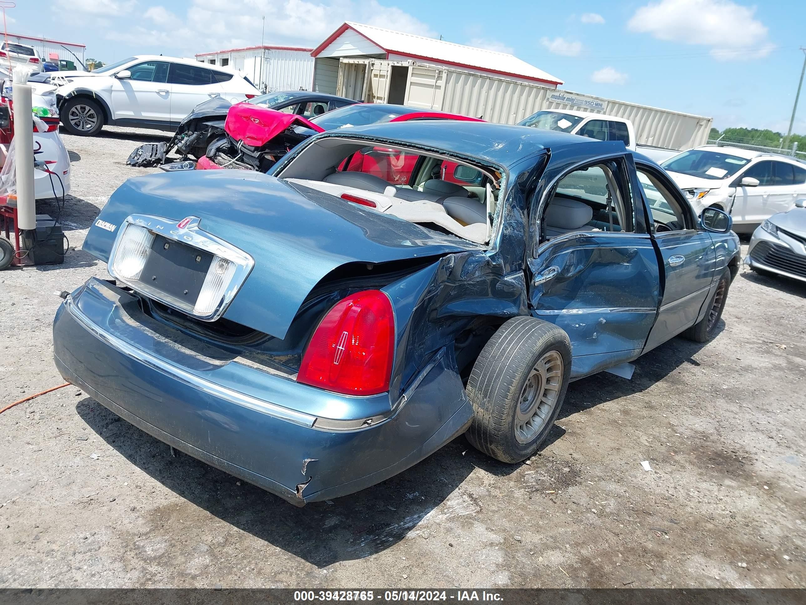 Photo 4 VIN: 1LNHM81WX1Y676558 - LINCOLN TOWN CAR 