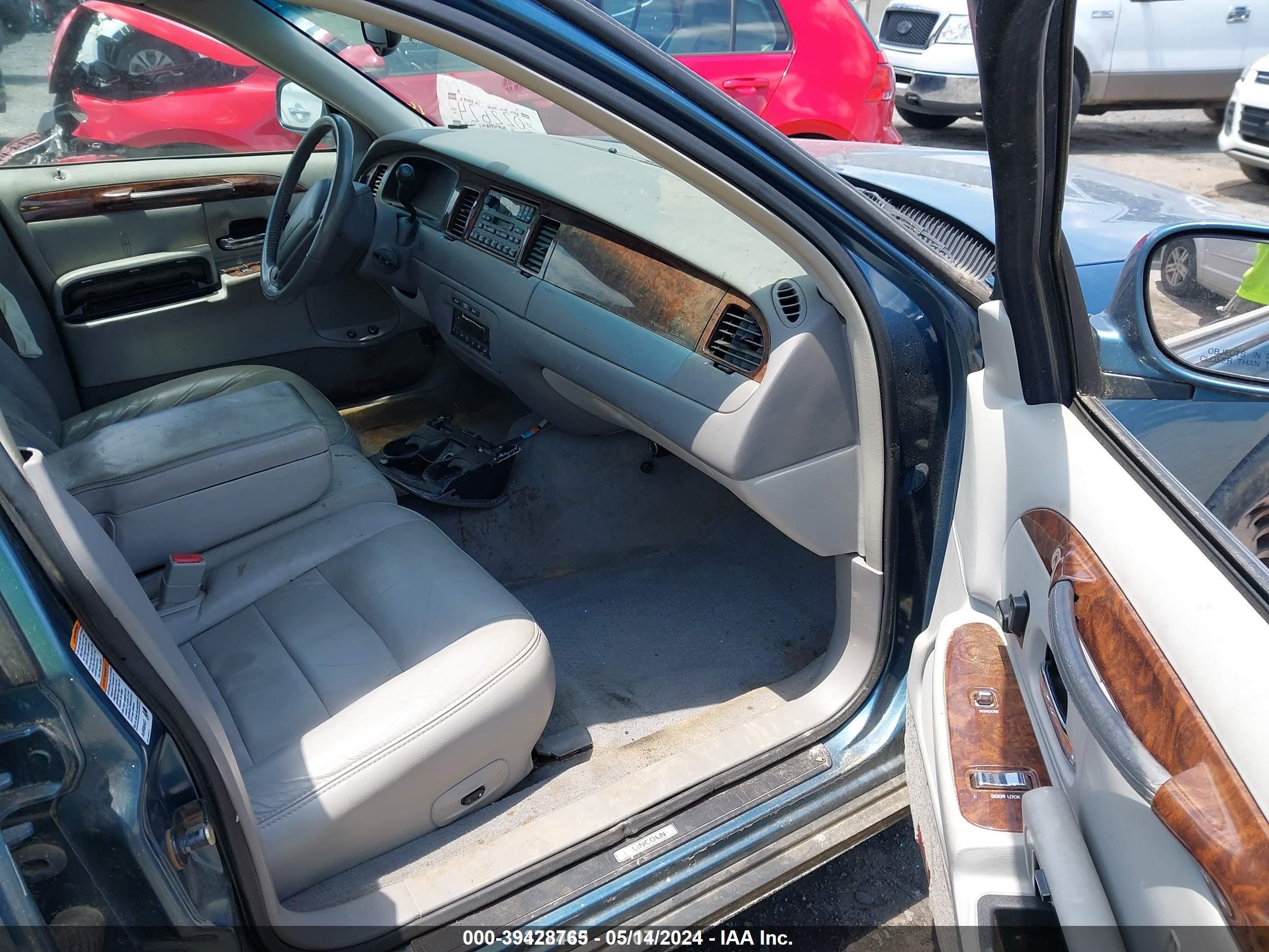 Photo 5 VIN: 1LNHM81WX1Y676558 - LINCOLN TOWN CAR 