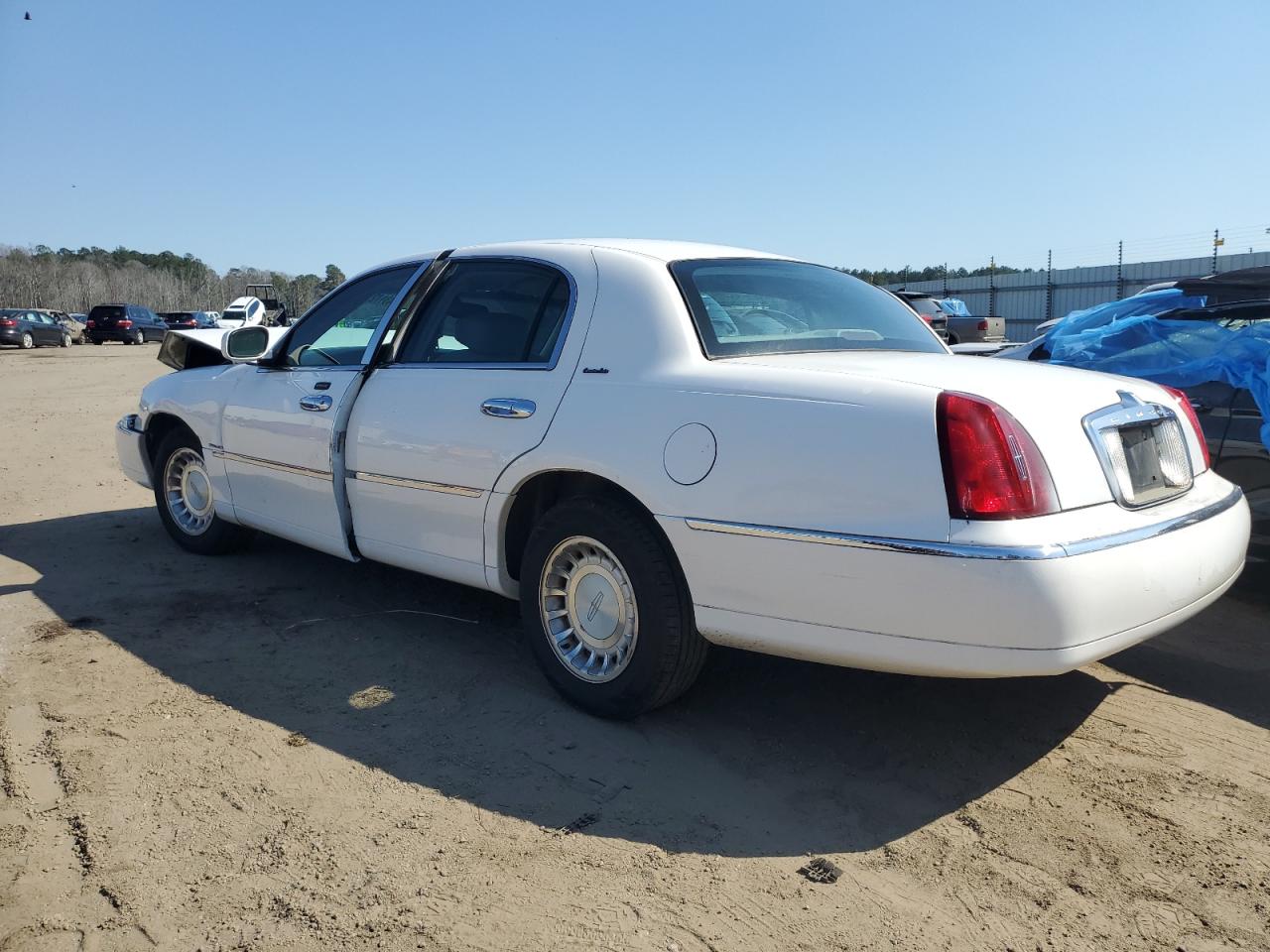 Photo 1 VIN: 1LNHM81WX2Y608441 - LINCOLN TOWN CAR 