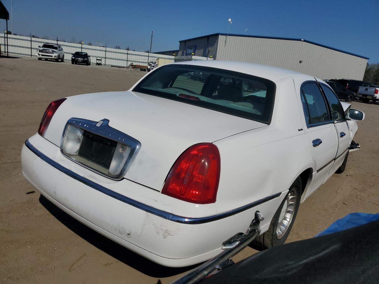 Photo 2 VIN: 1LNHM81WX2Y608441 - LINCOLN TOWN CAR 