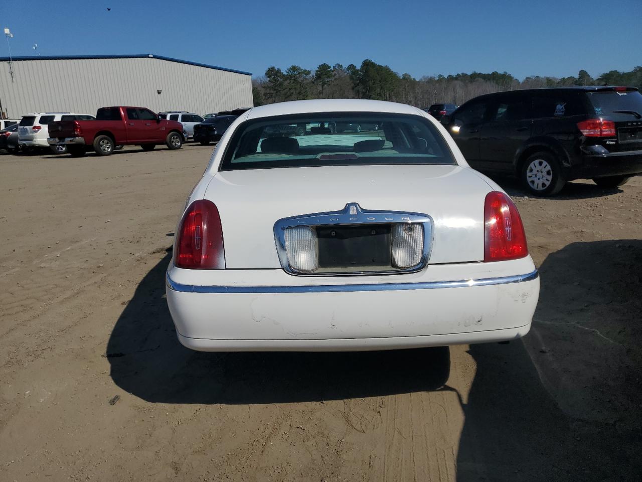 Photo 5 VIN: 1LNHM81WX2Y608441 - LINCOLN TOWN CAR 