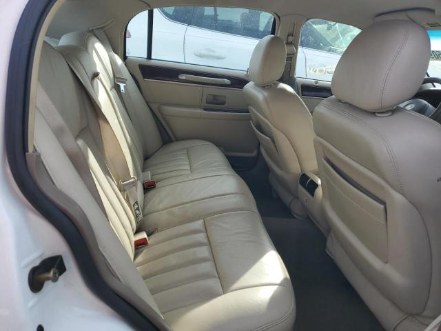 Photo 9 VIN: 1LNHM81WX3Y703969 - LINCOLN TOWN CAR E 