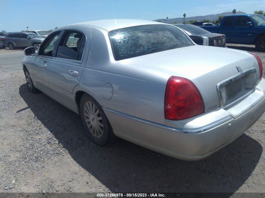 Photo 2 VIN: 1LNHM81WX4Y644231 - LINCOLN TOWN CAR 