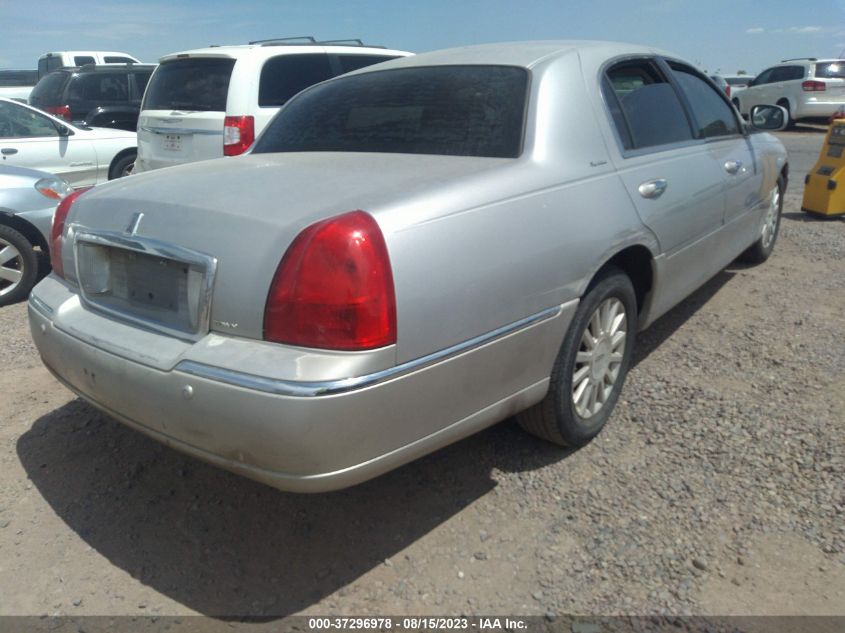 Photo 3 VIN: 1LNHM81WX4Y644231 - LINCOLN TOWN CAR 